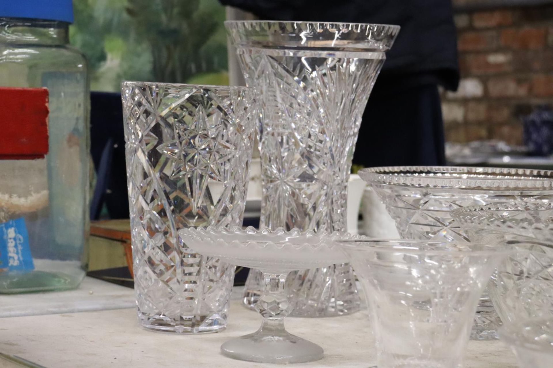 A QUANTITY OF GLASSWARE TO INCLUDE VASES, BOWLS, ETC - 7 PIECES IN TOTAL - Image 5 of 7
