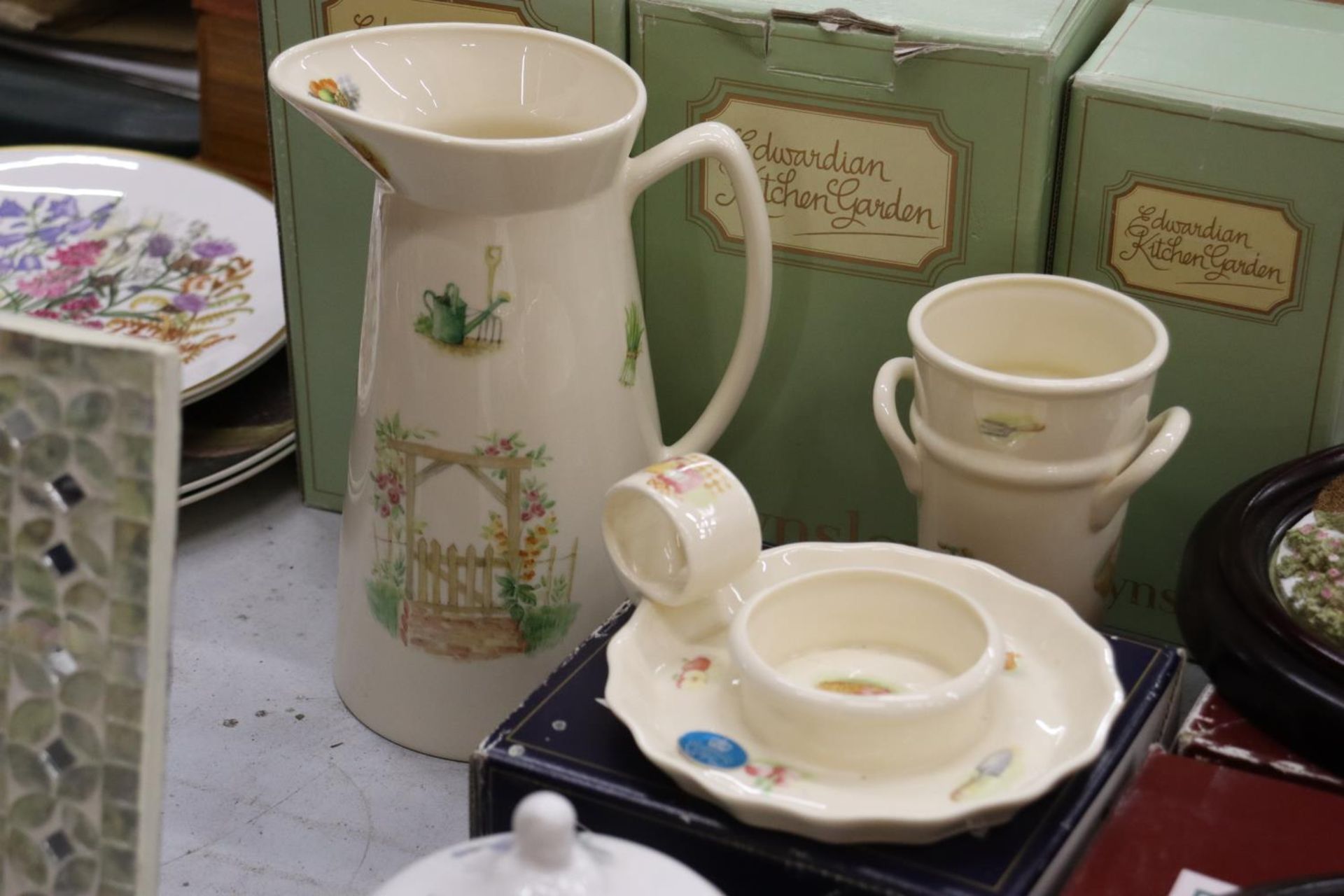A QUANTITY OF CERAMIC ITEMS, MOSTLY BOXED TO INCLUDE AYNSLEY EDWARDIAN KITCHEN GARDEN, JUG, VASE AND - Image 3 of 10