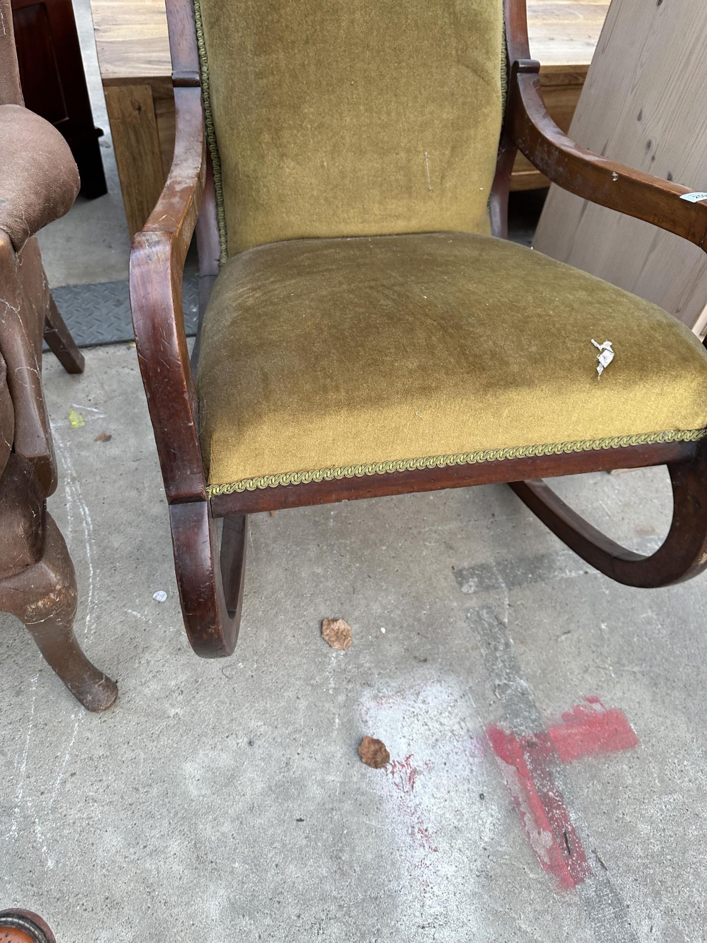 A VICTORIAN MAHOGANY ROCKING CHAIR - Image 3 of 4