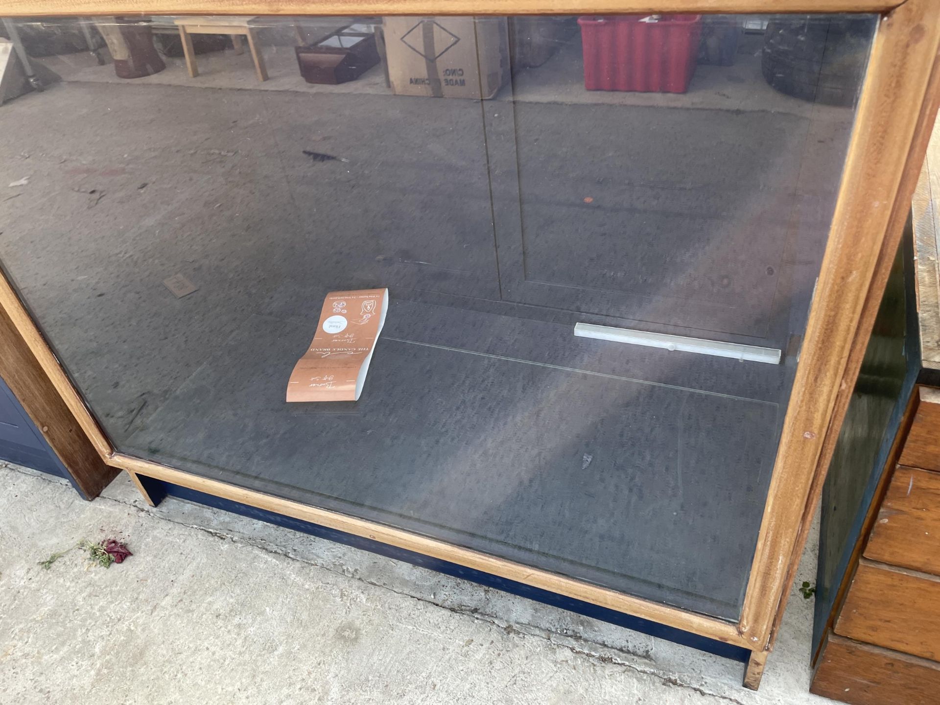 A VINTAGE GLASS FRONTED SHOP DISPLAY UNIT - Image 2 of 3
