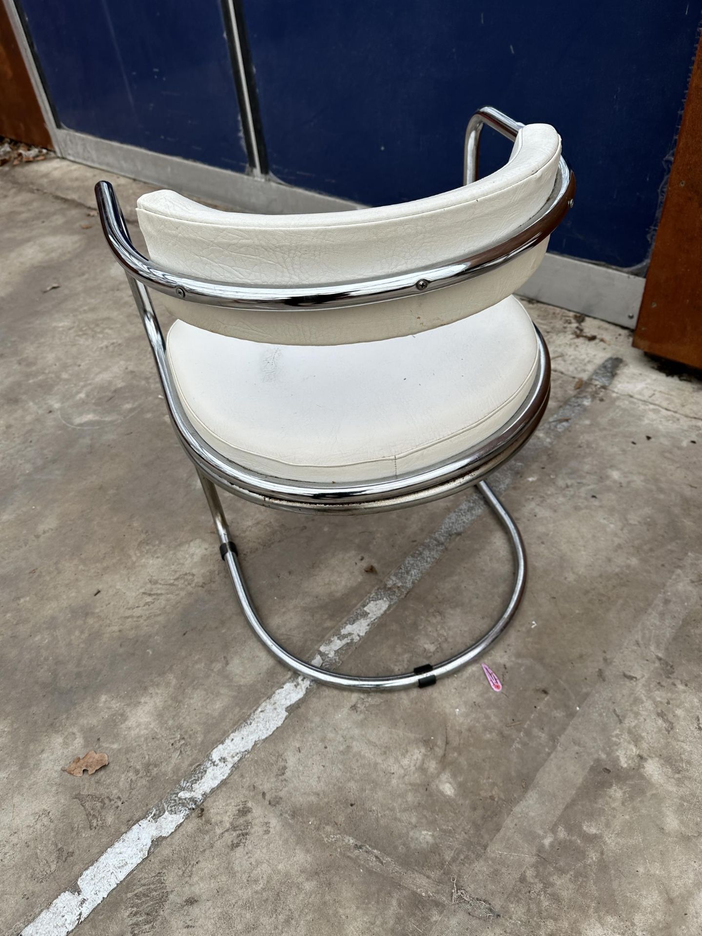 A SET OF FOUR TUBULAR CHROME ELBOW CHAIRS WITH WHITE LEATHER SEATS AND BACKS - Image 6 of 6