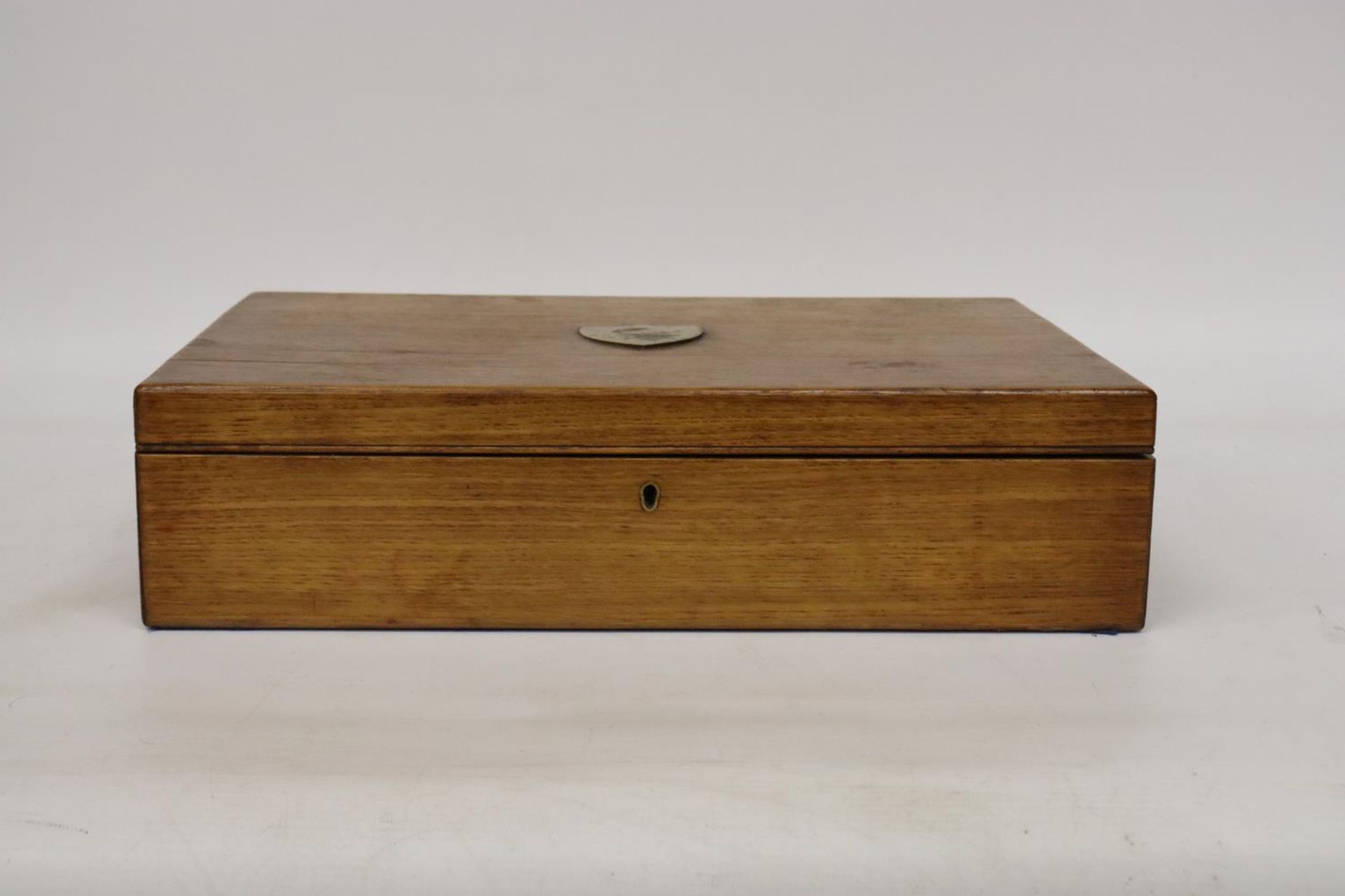 A VINTAGE OAK BOX CONTAINING A LARGE QUANTITY OF VINTAGE FLATWARE - Image 2 of 6