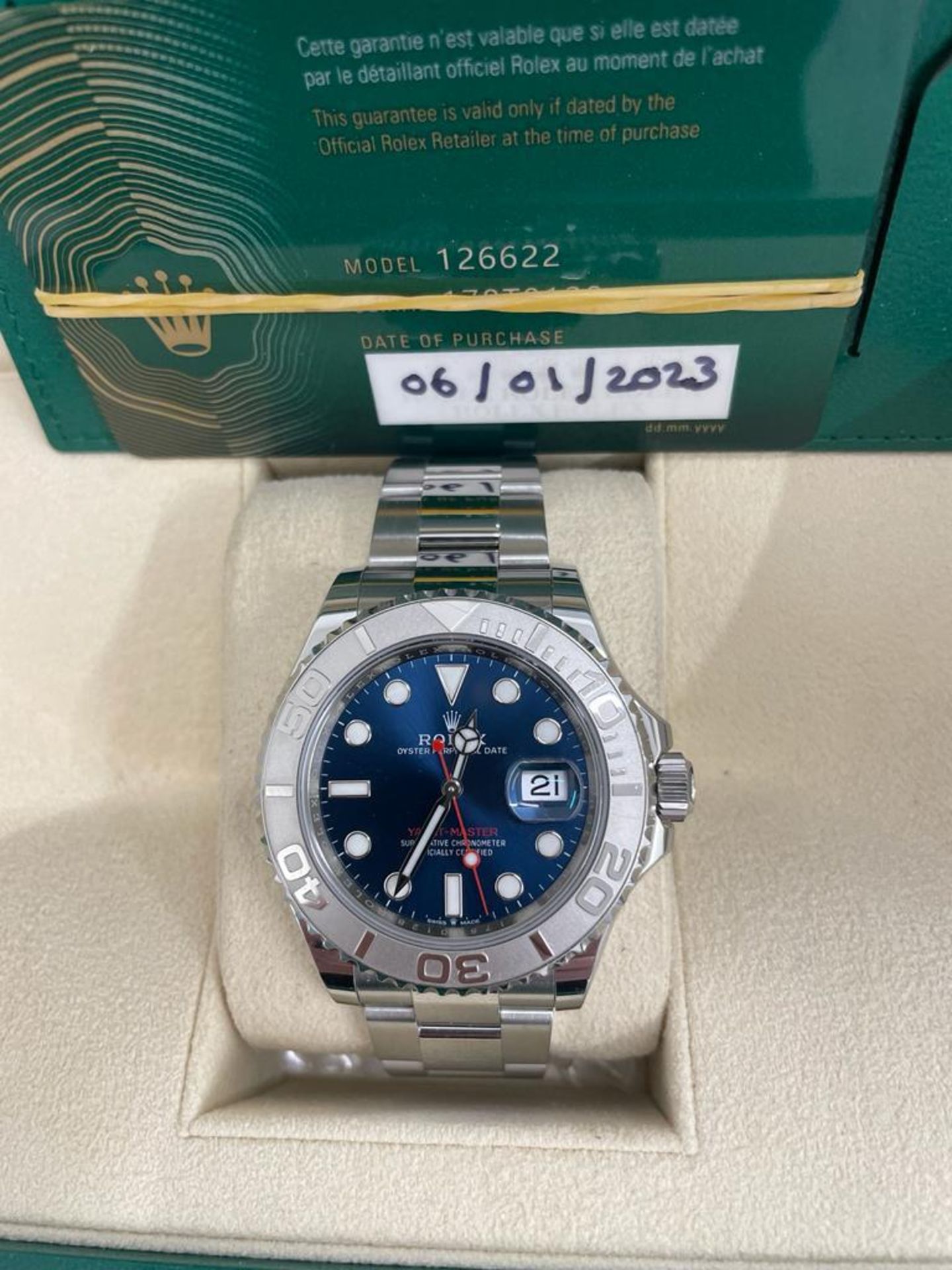 A ROLEX YACHTMASTER 40 MM WRIST WATCH WITH STAINLESS STEEL CASE AND BRACELET, SOUGHT AFTER BLUE - Image 5 of 5