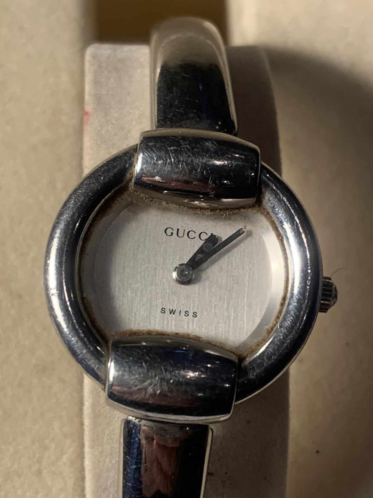 A GUCCI 1400L SWISS QUARTZ 3ATM ANALOGUE STAINLESS LADIES WRIST WATCH IN ORIGINAL PRESENTATION - Image 2 of 4
