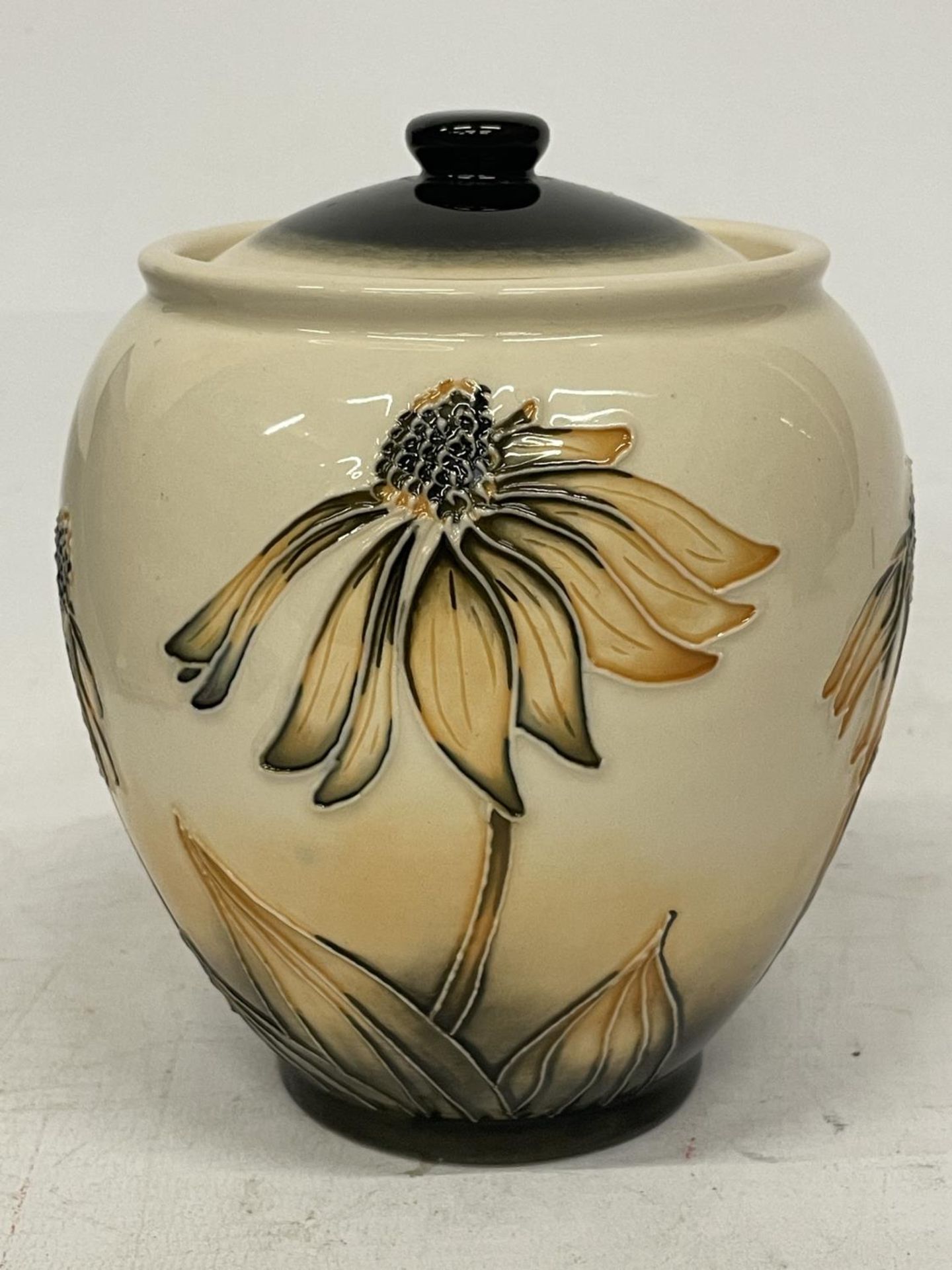 A MOORCROFT GINGER JAR IN THE "CORNFLOWER" PATTERN - Image 3 of 5