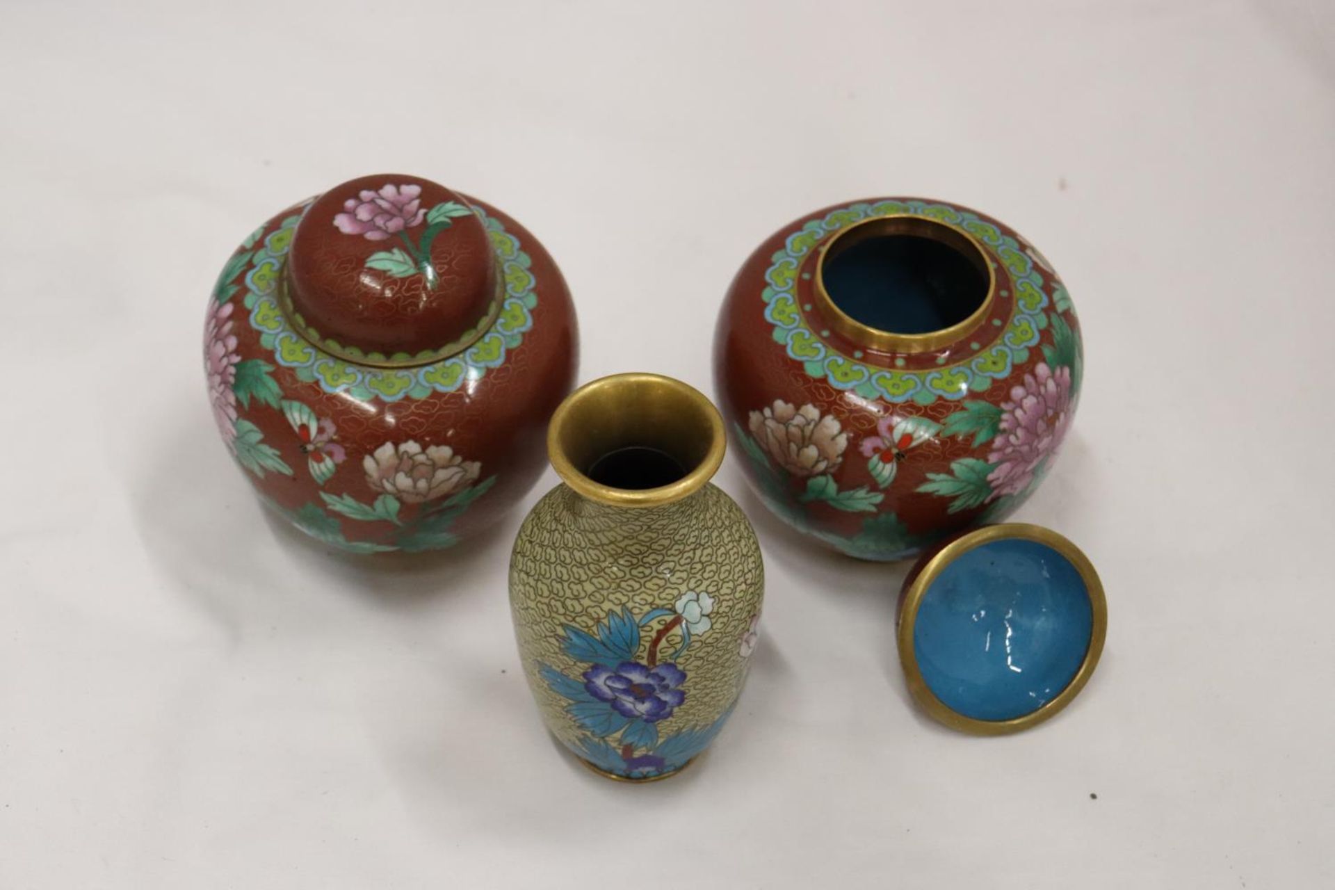 THREE PIECES OF CLOISONNE, TO INCLUDE TWO GINGER JARS AND A VASE - Image 2 of 5
