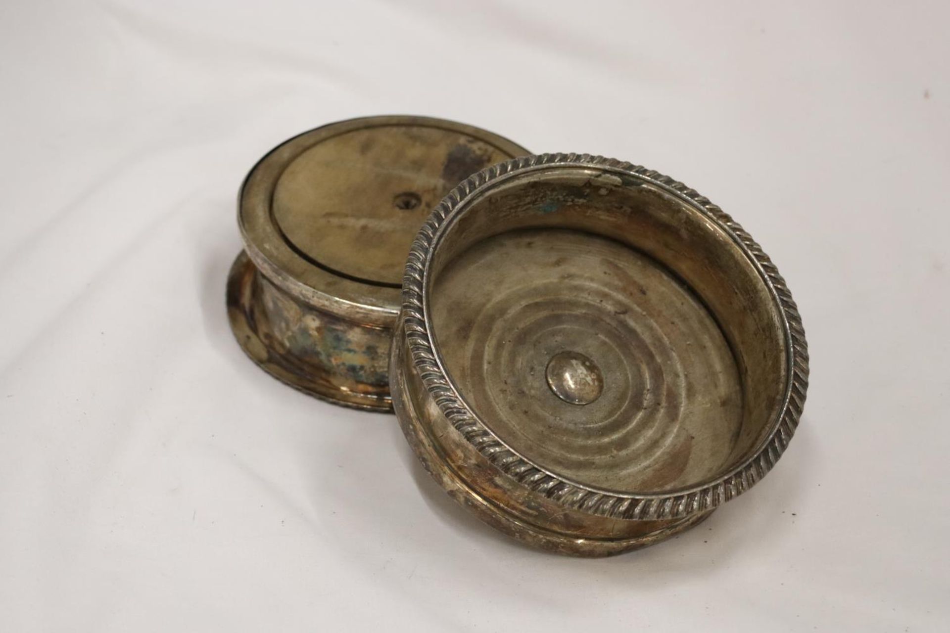 A PAIR OF VINTAGE SILVER PLATED WINE/DECANTER COASTERS, DIAMETER 15CM - Image 4 of 5