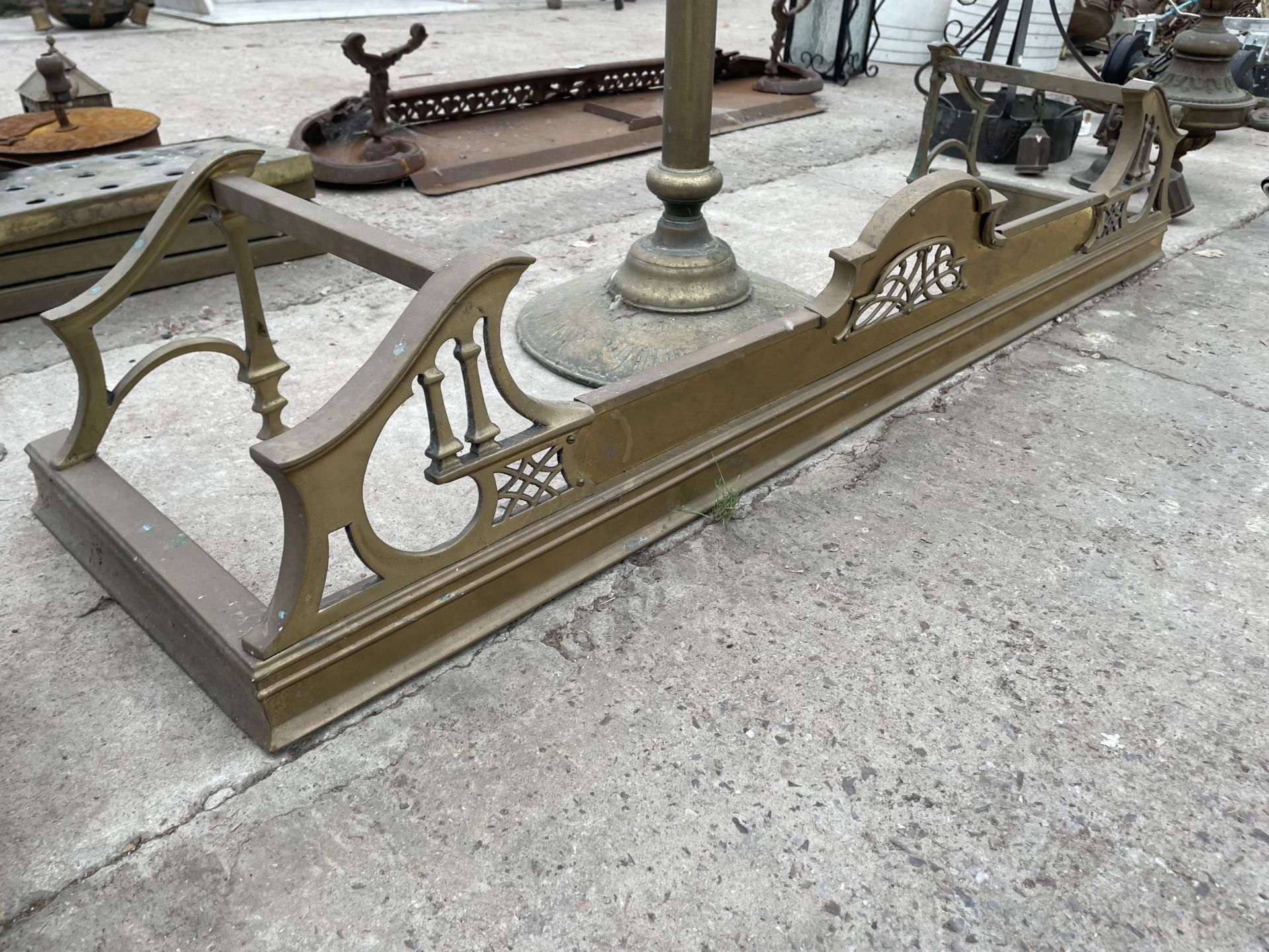 A VINTAGE DECORATIVE BRASS FIRE FENDER AND A BRASS LAMP BASE - Image 3 of 6
