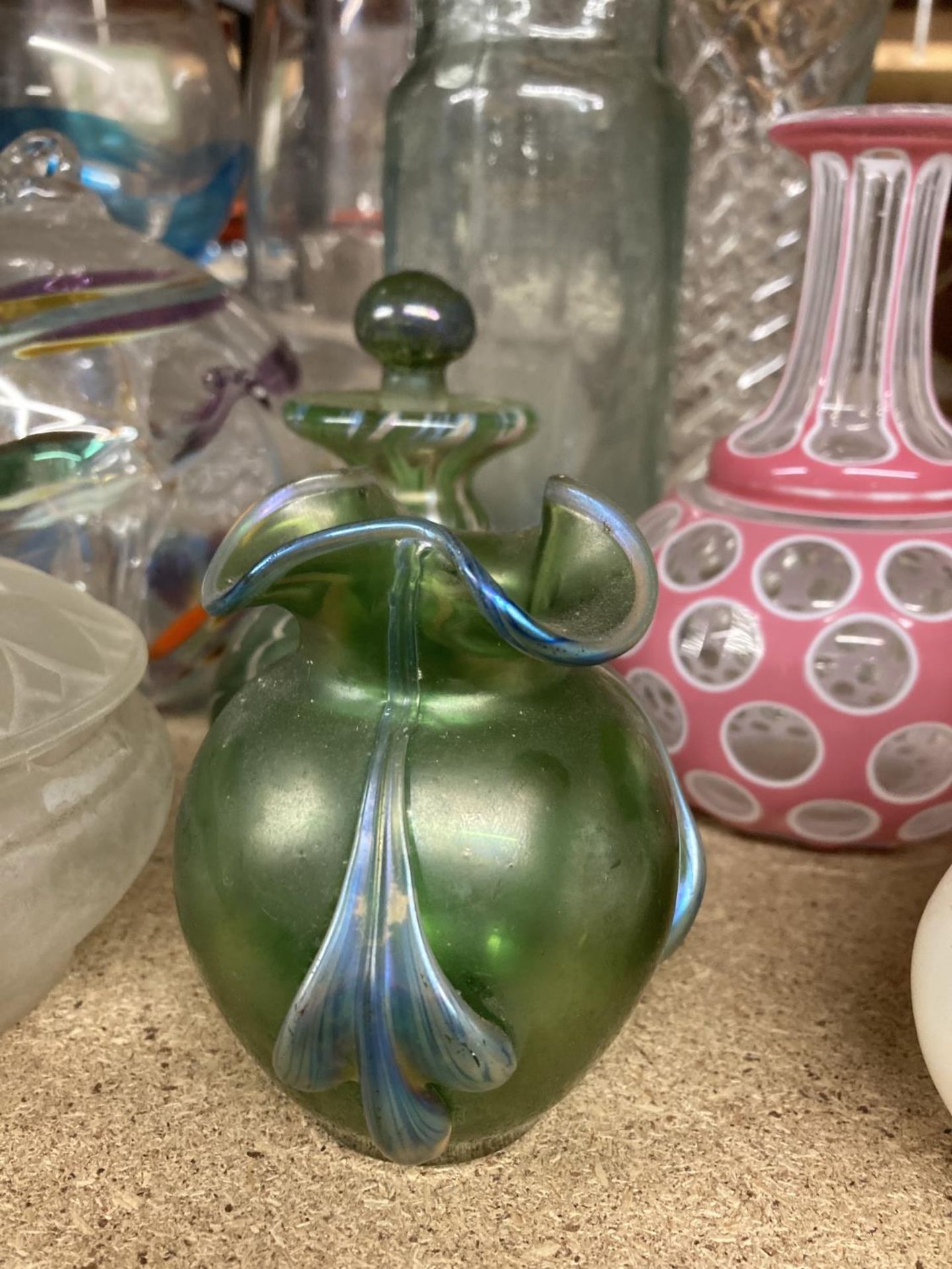 A GOOD COLLECTION OF ART GLASS TO INCLUDE CAITHNESS, GLASS OVERLAY VASE, OPALESCENT VASES, ETC - - Bild 3 aus 7