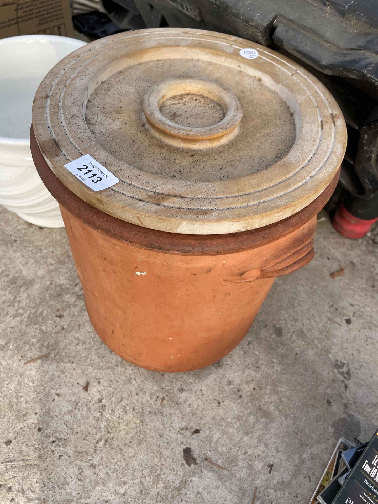 A TERRACOTTA LIDDED POT AND A FURTHER CERAMIC PLANTER - Image 2 of 2