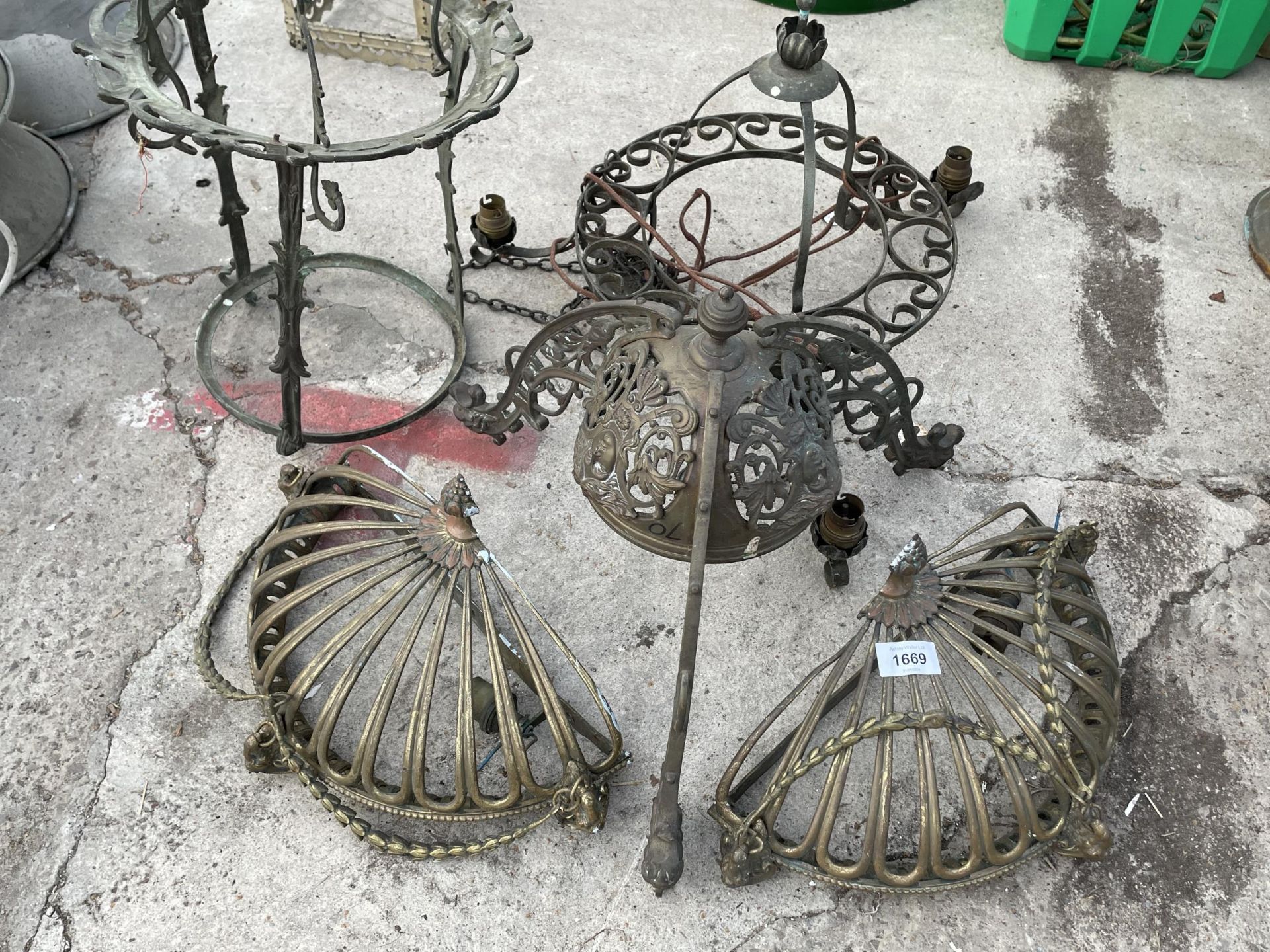 AN ASSORTMENT OF VINTAGE BRASS AND METAL LIGHT FITTINGS - Image 2 of 4