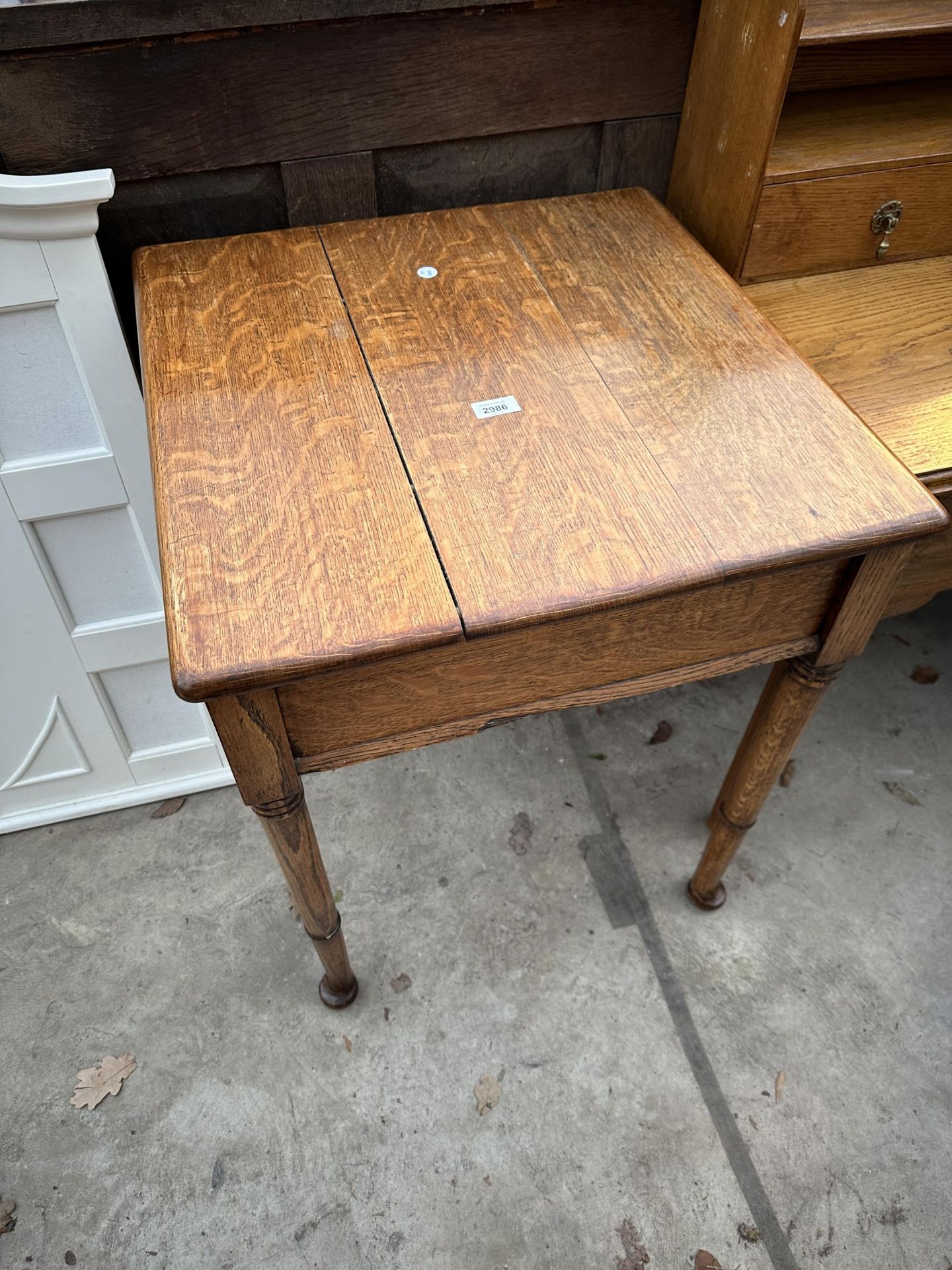 AN EARLY 20TH CENTURY OAK CENTRE TABLE ON TURNED AND TAPERED SUPPORTS - 23" SQUARE