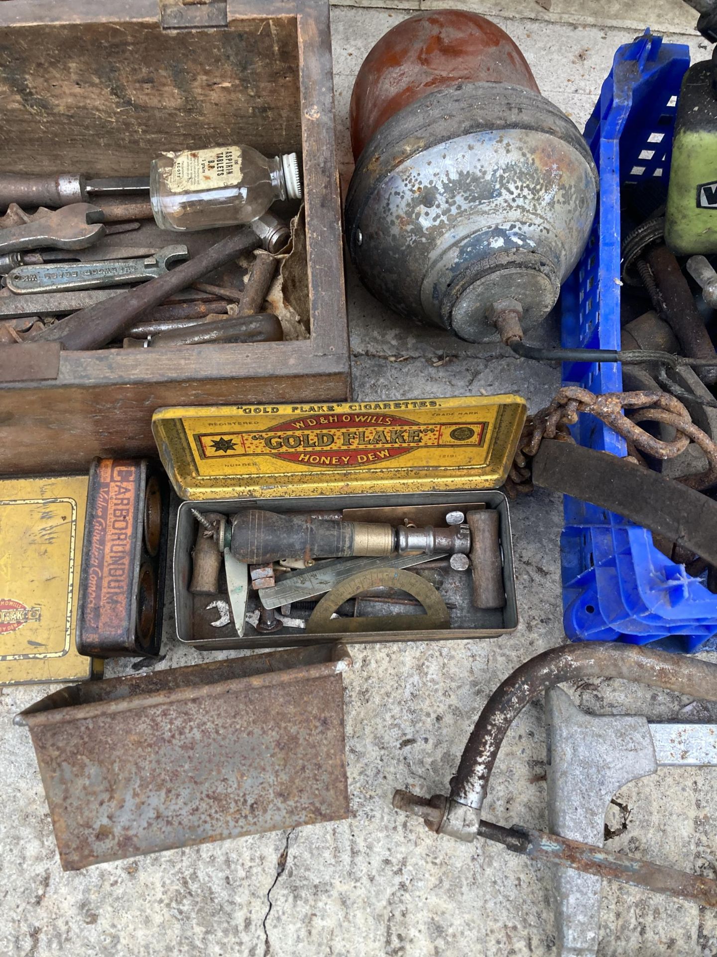 AN ASSORTMENT OF VINTAGE TOOLS TO INCLUDE FILES, RASPS, SPANNERS AND SAWS ETC - Image 3 of 5