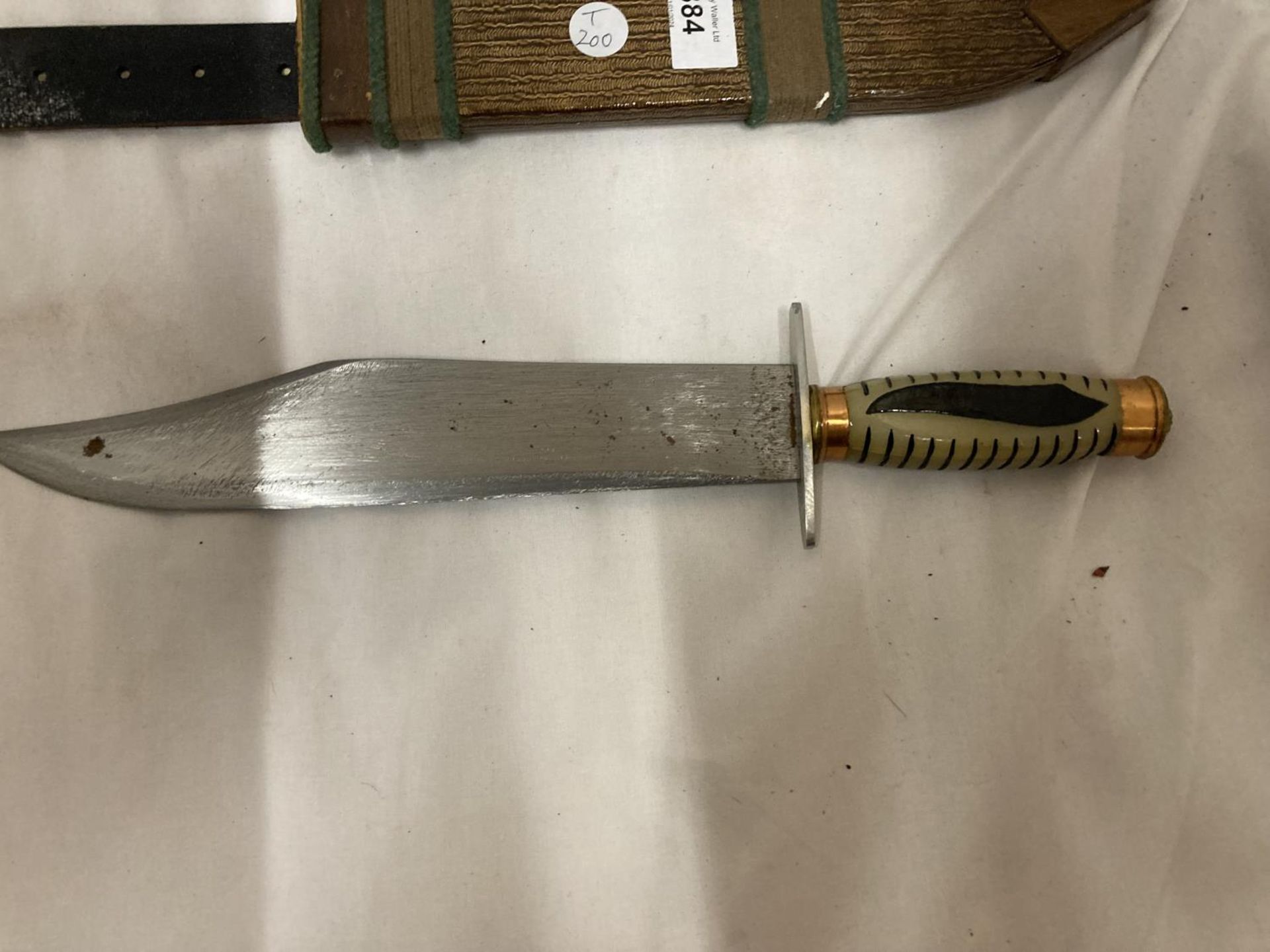A BOWIE KNIFE AND SCABBARD WITH 26.5CM BLADE - Image 3 of 4