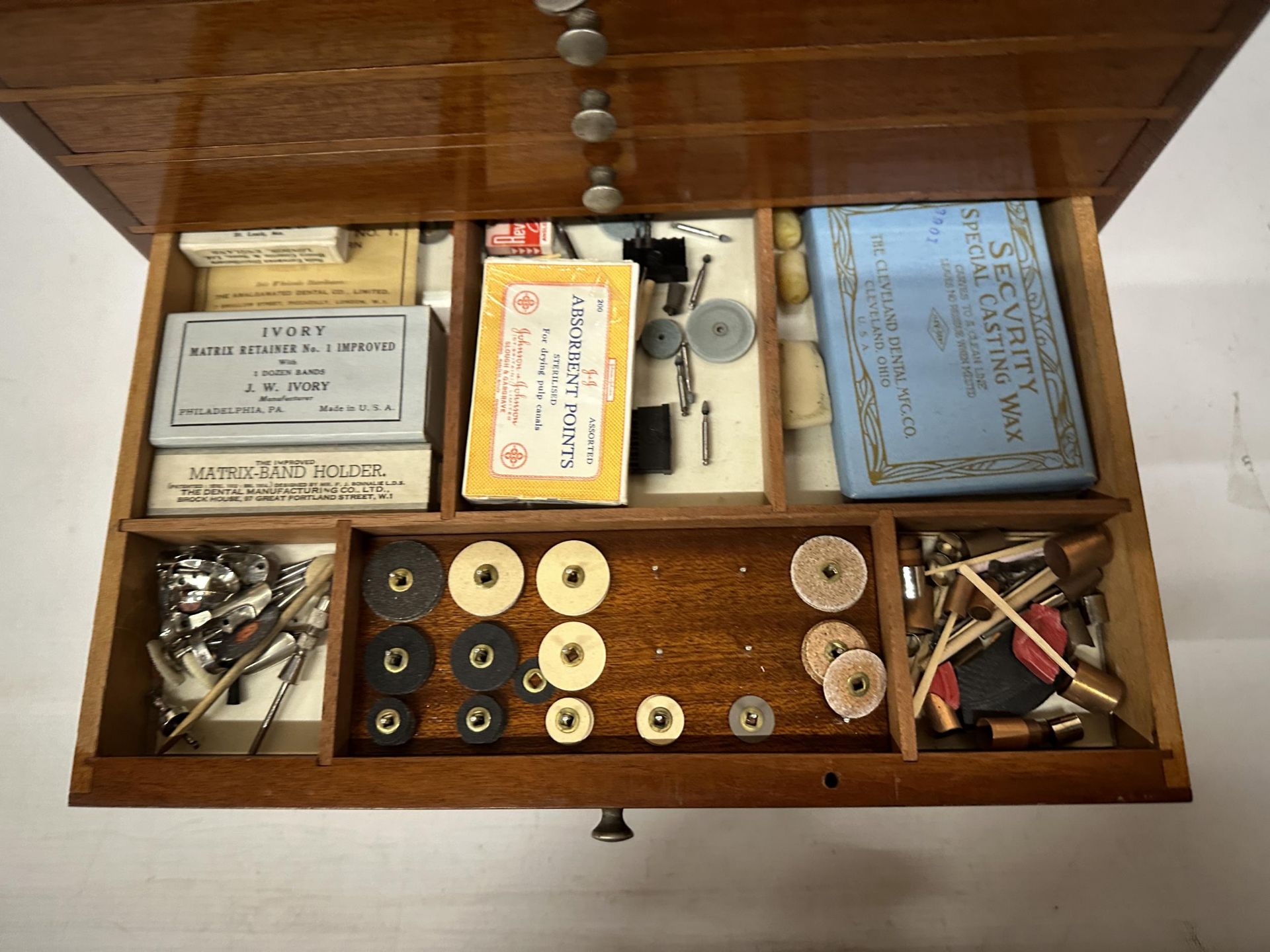 AN DENTAL SURGEON'S ANTIQUE TRAVEL CABINET WITH CONTENTS - Image 8 of 10