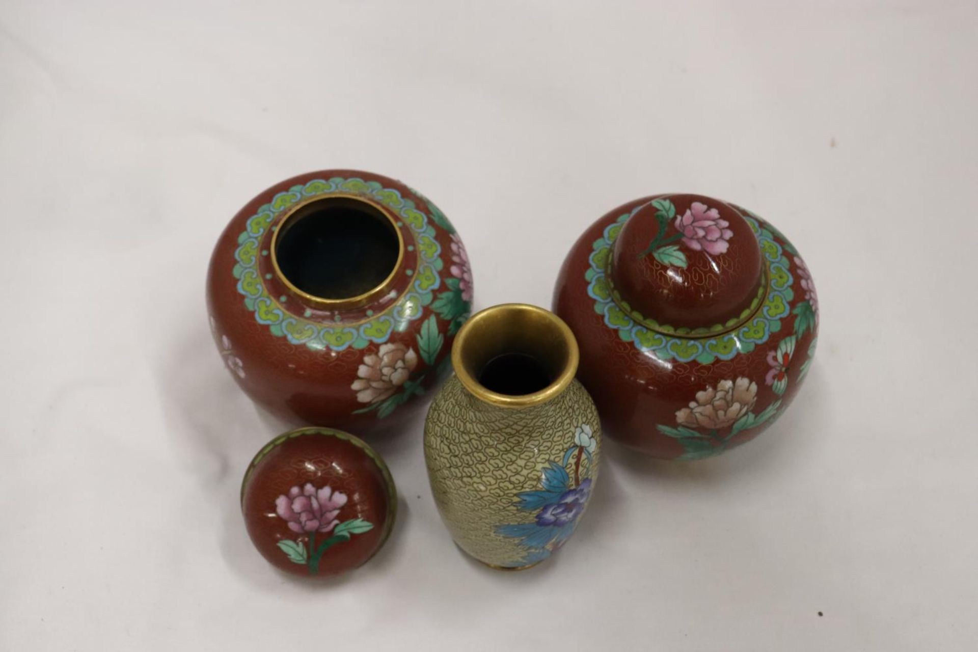 THREE PIECES OF CLOISONNE, TO INCLUDE TWO GINGER JARS AND A VASE - Image 5 of 5