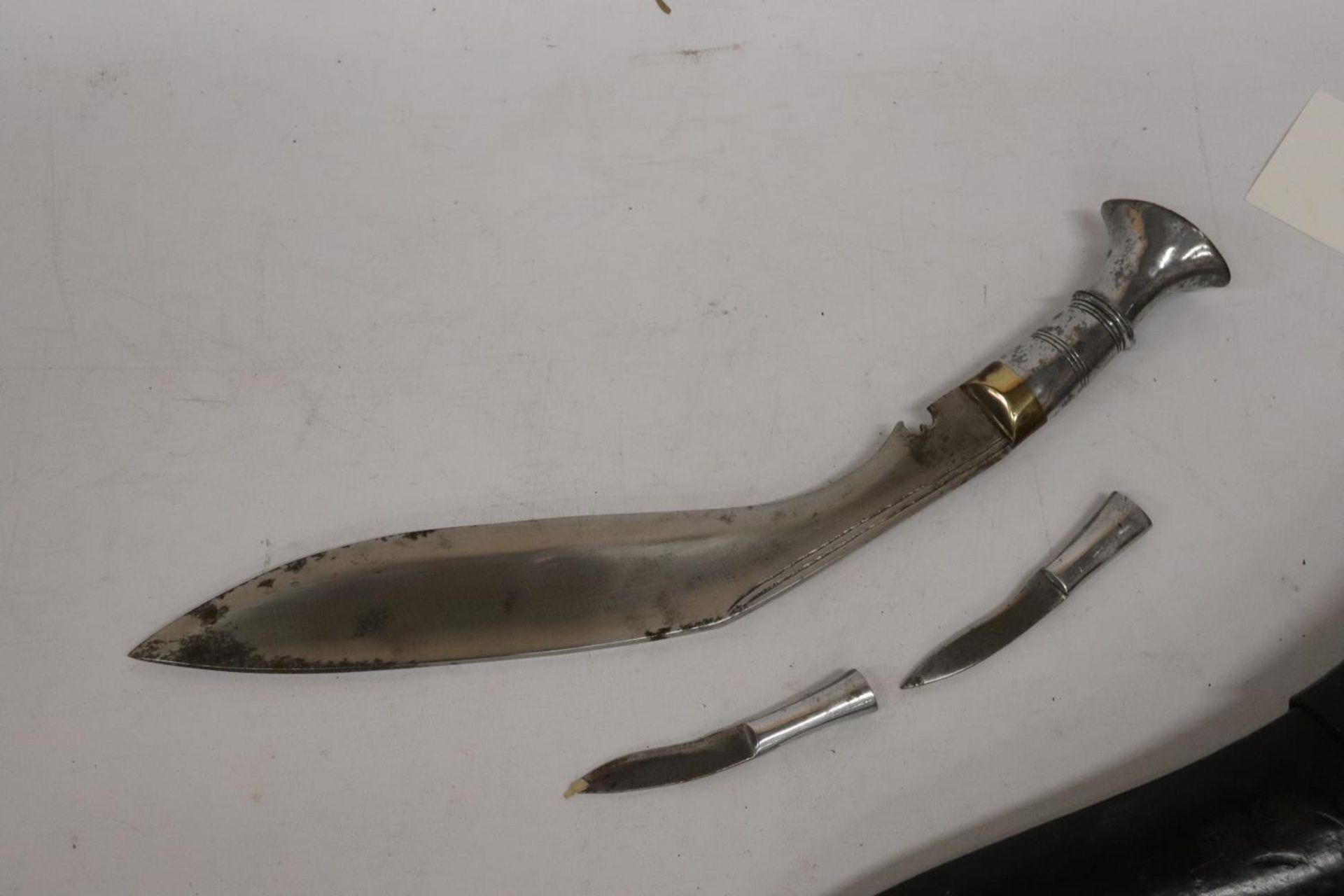 A MID 20TH CENTURY GURKHA OFFICERS KUKRI KNIFE AND SCABBARD, 31CM BLADE - Image 4 of 5