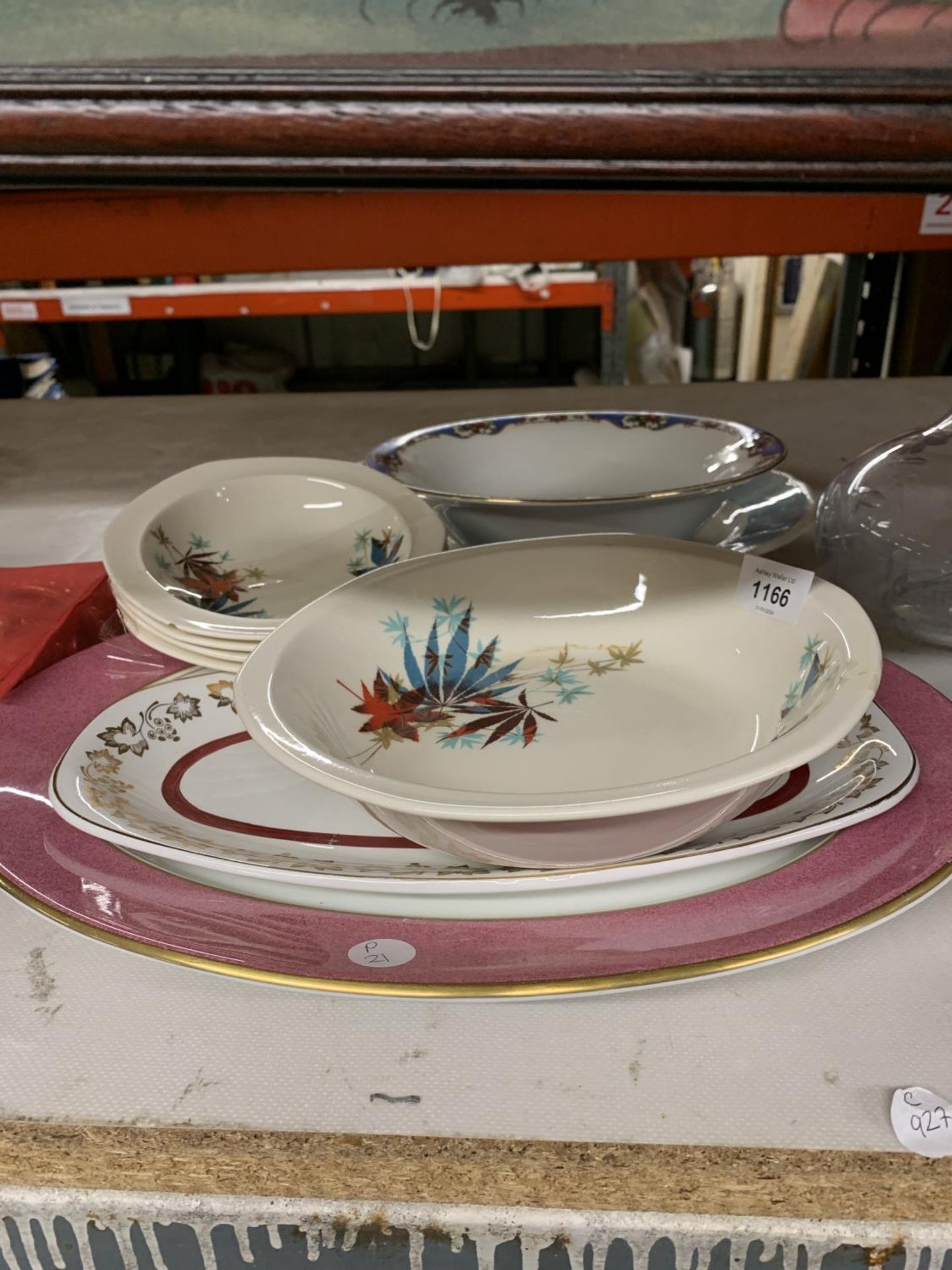 A QUANTITY OF VINTAGE SERVING BOWLS AND SERVING PLATES - Image 2 of 3