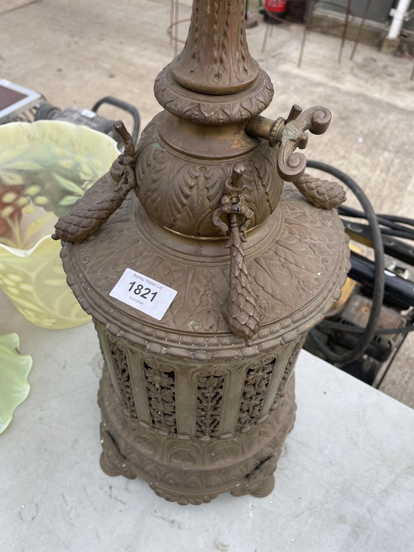 A LARGE VINTAGE BRASS HINKS AND SONS PATENT OIL LAMP WITH GLASS SHADE AND FUNNEL - Image 3 of 4