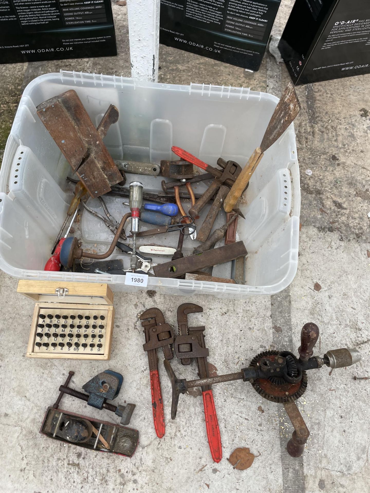 AN ASSORTMENT OF VINTAGE TOOLS TO INCLUDE A WOOD PLANE, BRACE DRILL AND STILSENS ETC - Image 2 of 5