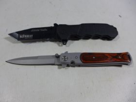 TWO FOLDING KNIVES TO INCLUDE A KOMBAT TACTICAL, 10CM BLADES