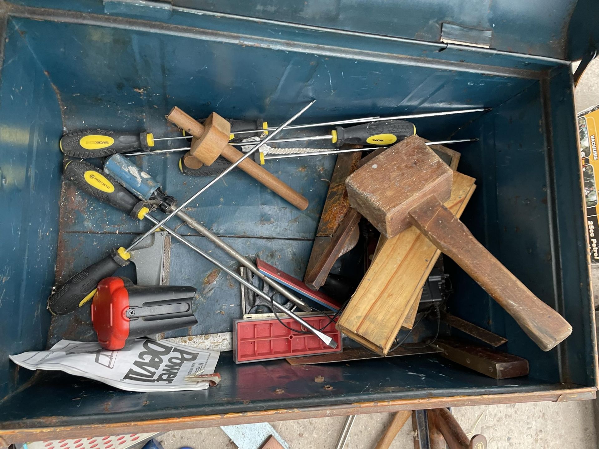 A VINTAGE METAL TRUNK WITH AN ASSORTMENT OF TOOLS TO INCLUDE A RECORD WOOD PLANE, G CLAMPS AND - Bild 3 aus 3