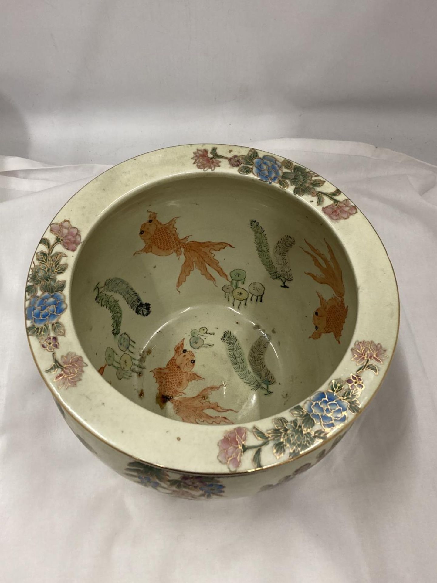 AN ORIENTAL PLANTER WITH FLOWER AND FISH DECORATION - Image 2 of 5