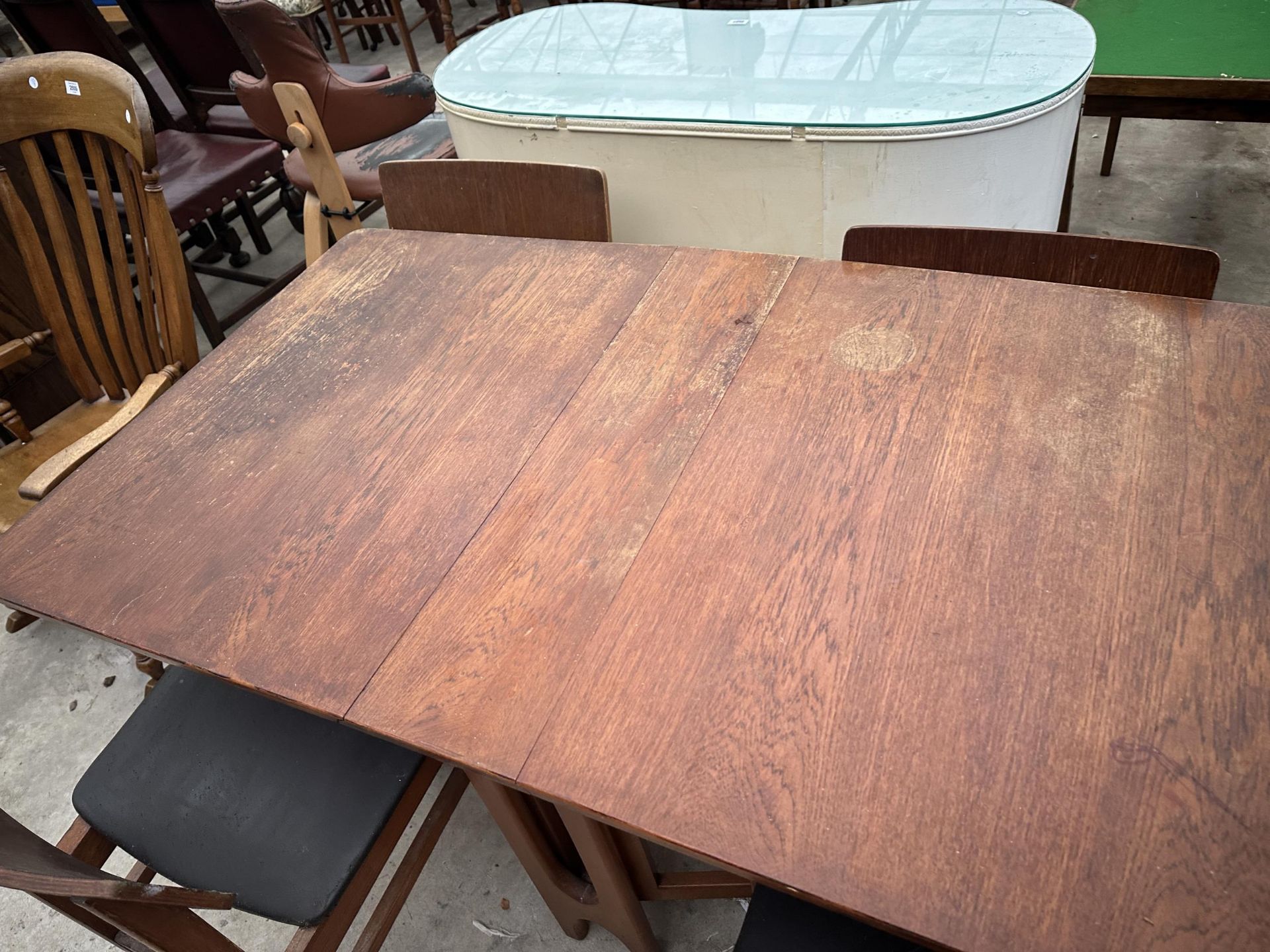 A RETRO TEAK GATE LEG DINING TABLE, 57" X 32.5" OPEN (7.5" CLOSED), AND FOUR CHAIRS - Image 2 of 6