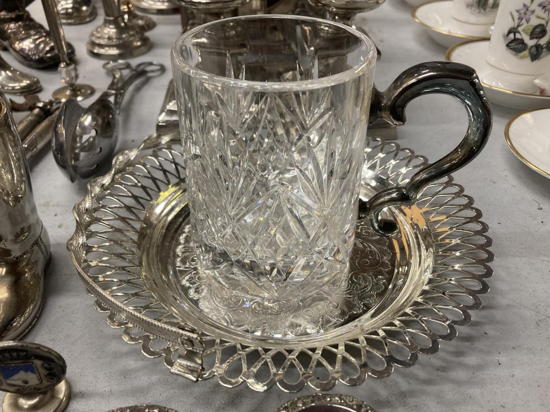 A LARGE QUANTIY OF SILVER PLATED AND WHITE METAL ITEMS TO INCLUD FLATWARE, STIRRUP CUPS, - Image 2 of 4