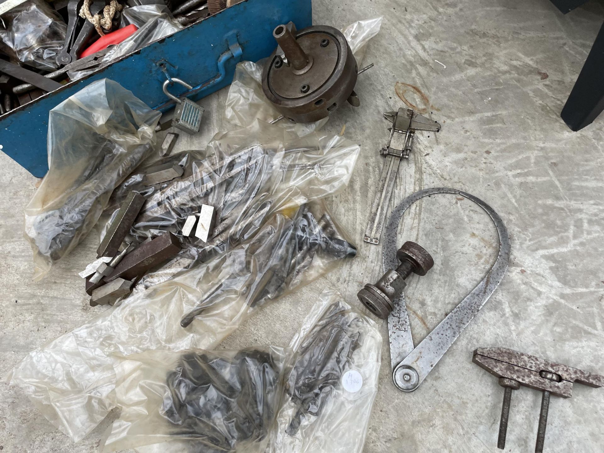AN ASSORTMENT OF VINTAGE TOOLS TO INCLUDE DRILL CHUCKS, CALIPERS AND CLAMPS ETC - Image 2 of 3