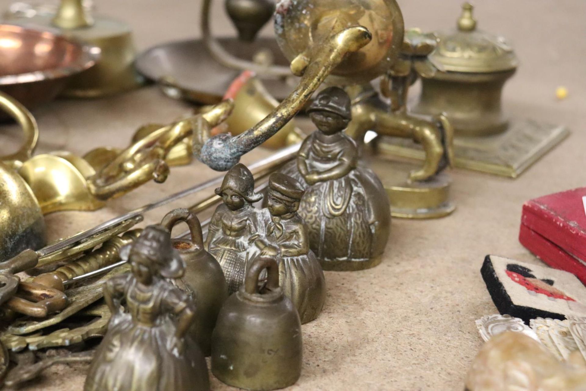A QUANTITY OF COPPER AND BRASSWARE TO INCLUDE MILKMAID BELLS, INKWELL, A SHIPS CANDLESTICK, ETC., - Image 4 of 5