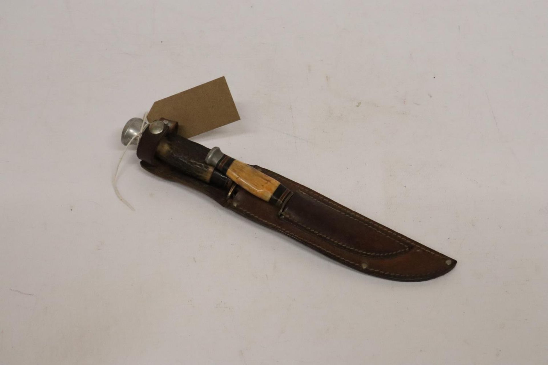 A TWIN KNIFE AND LEATHER SCABBARD, BLADES 13 AND 6CM - Image 2 of 3