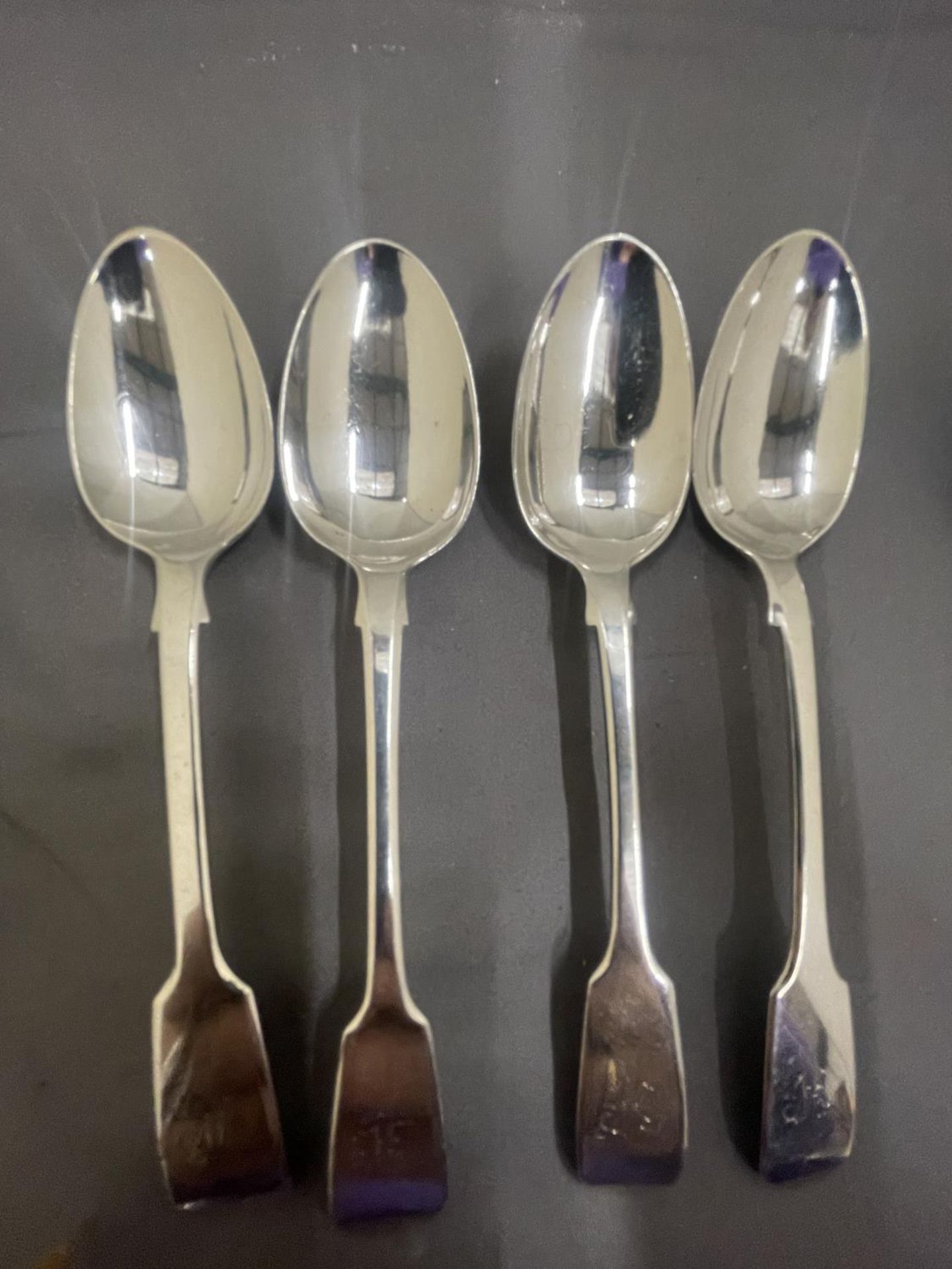 A SET OF EIGHT HALLMARKED LONDON TEA SPOONS GROSS WEIGHT 168 GRAMS - Bild 4 aus 8