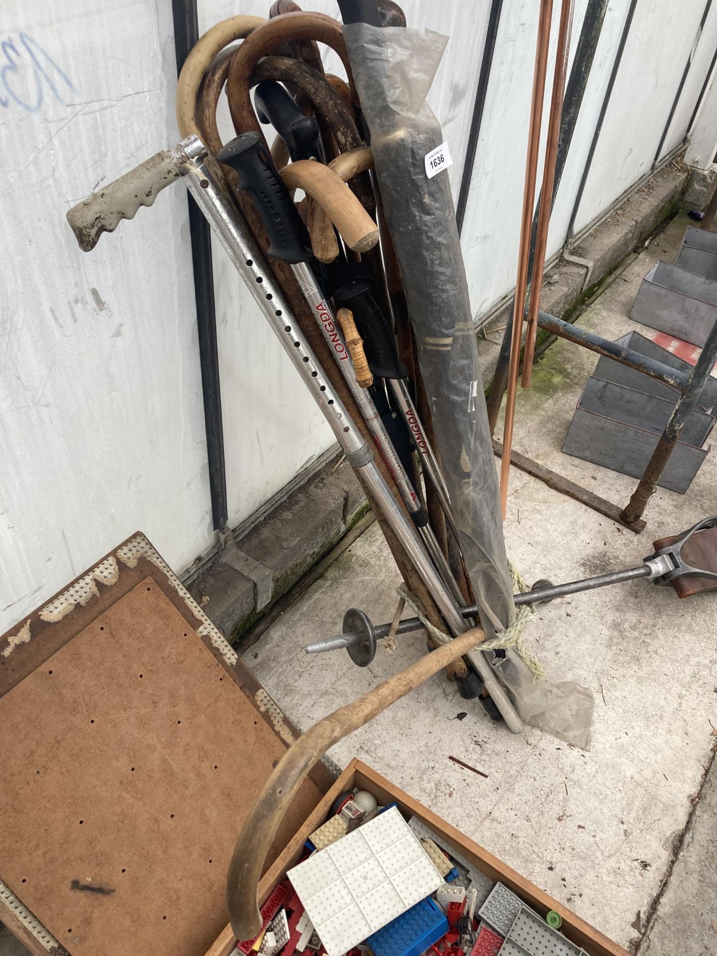 AN ASSORTMENT OF WALKING STICKS, UMBRELLAS AND SHOOTING STICKS ETC - Bild 4 aus 4