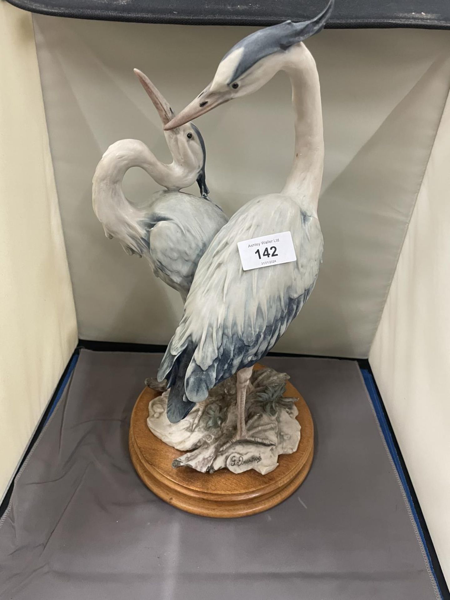 A CAPODIMONTE ITALIAN SCULPTURE OF TWO HERONS BY GIUSEPPE ARMANI HEIGHT 41 CM