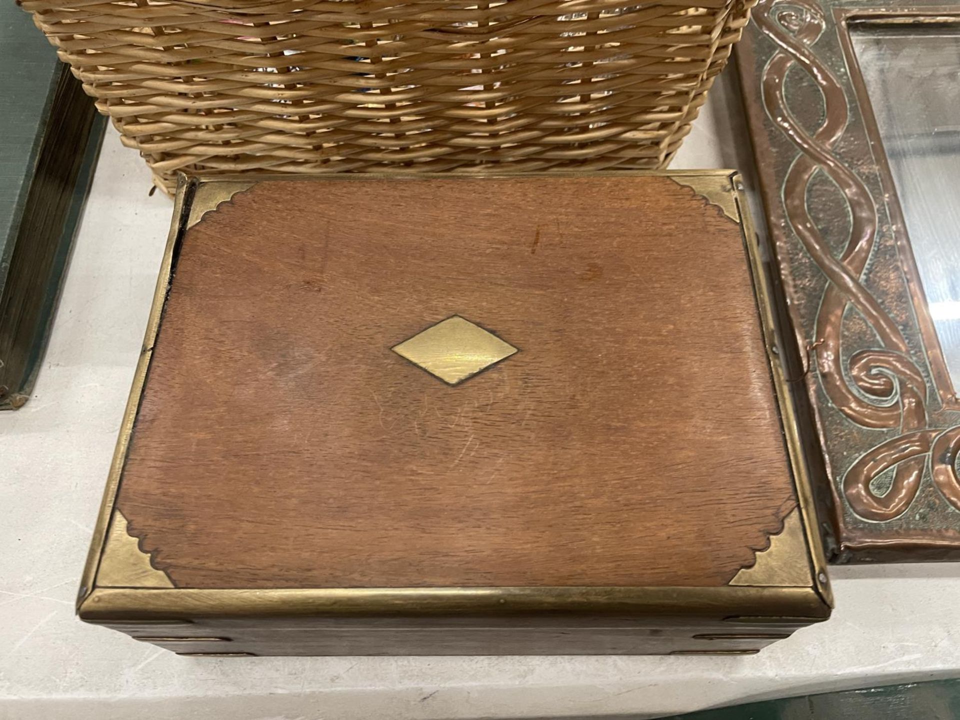 A VINTAGE WOOD AND BRASS BOX TO INCLUDE A QUANTITY OF COSTUME JEWELLERY - Image 2 of 2