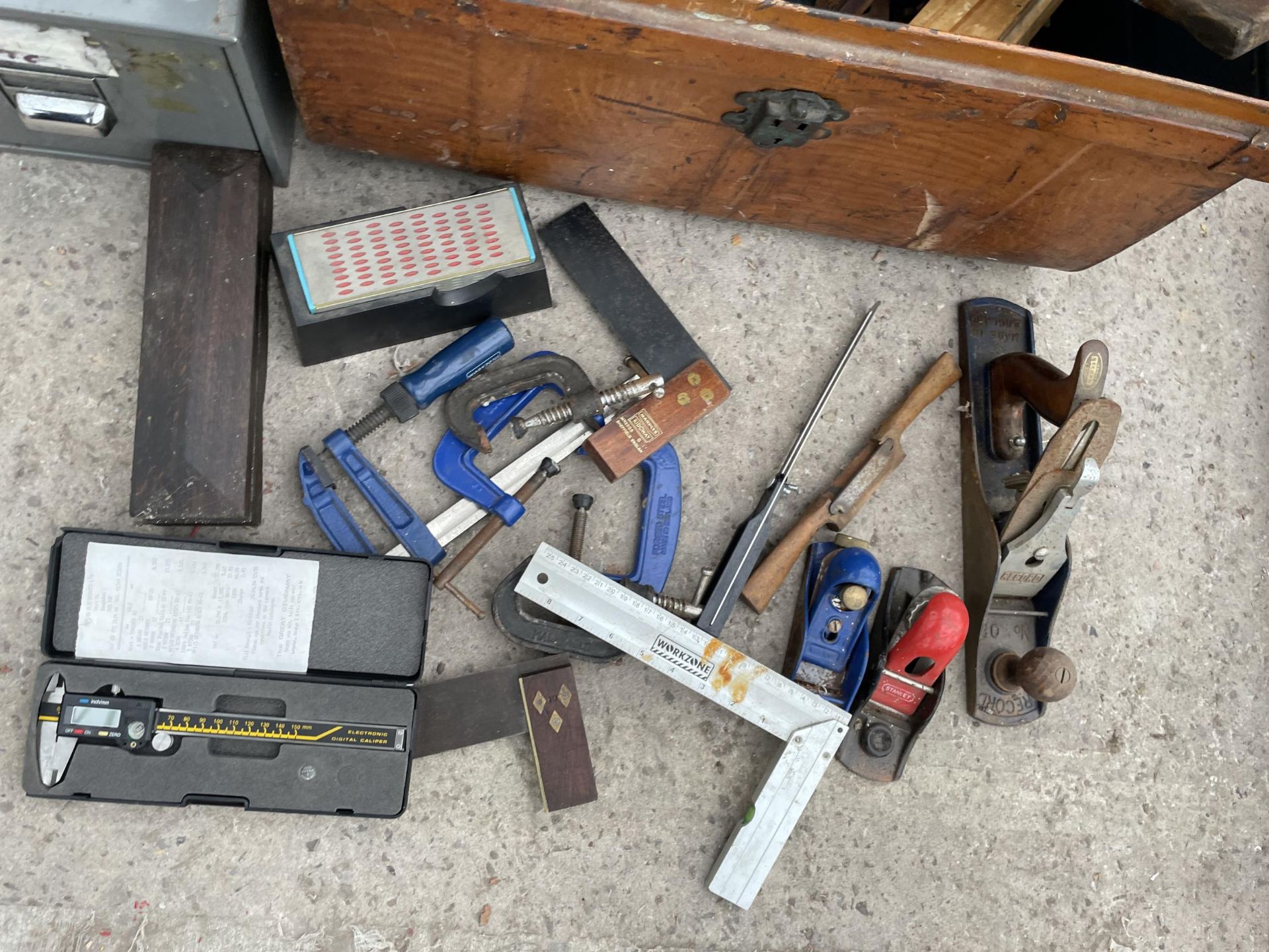 A VINTAGE METAL TRUNK WITH AN ASSORTMENT OF TOOLS TO INCLUDE A RECORD WOOD PLANE, G CLAMPS AND - Bild 2 aus 3