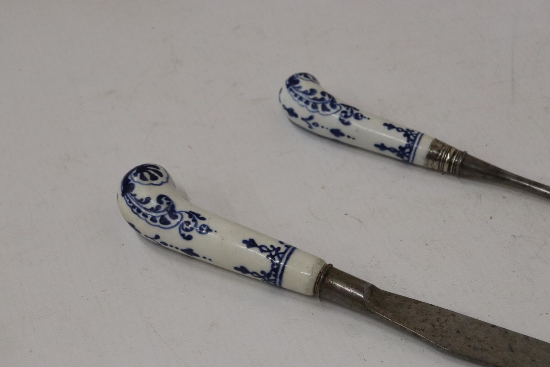 A LATE 18TH CENTURY DELFT PISTOL HANDLED KNIFE AND FORK - Image 3 of 4