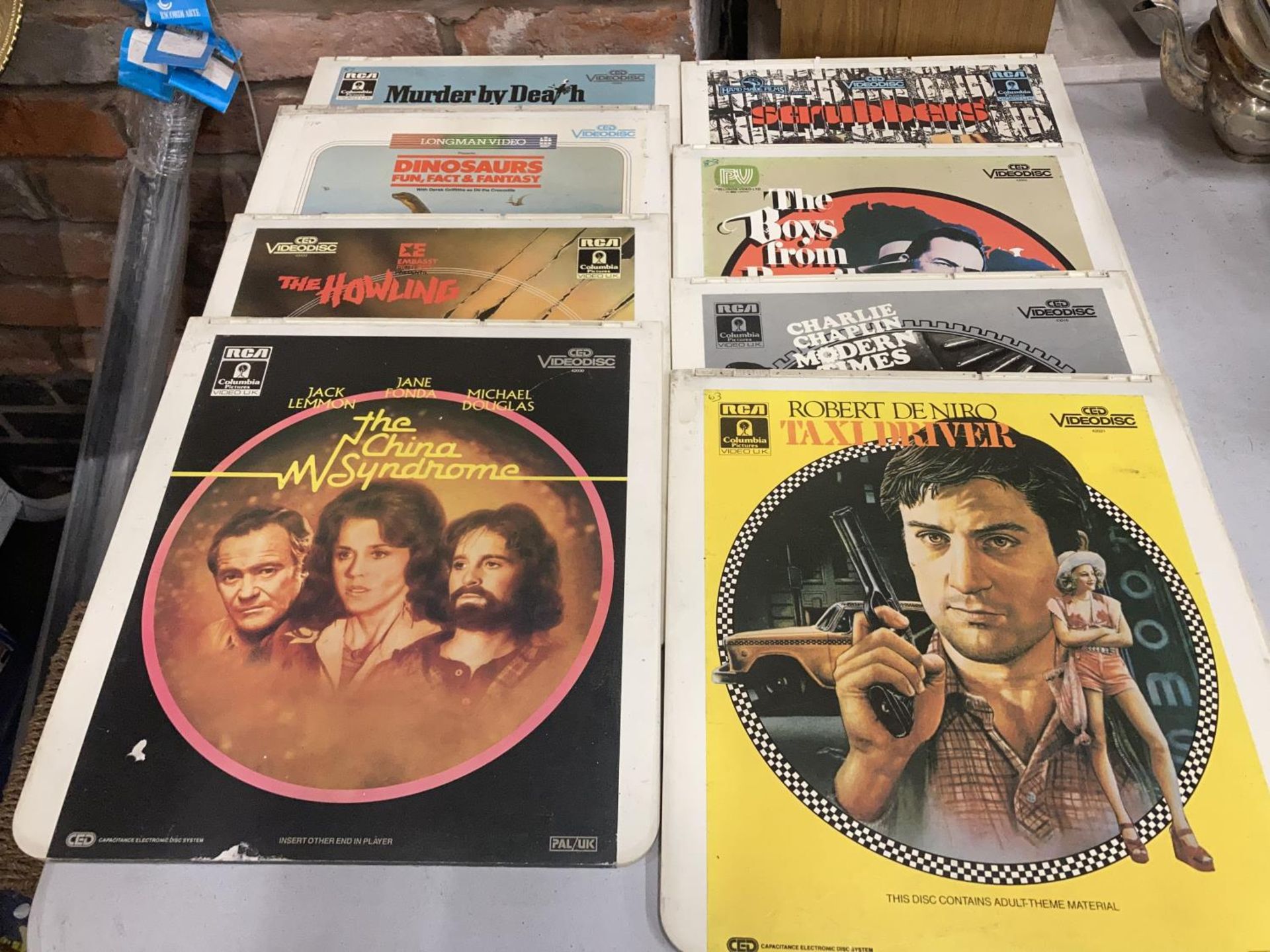 A COLLECTION OF VINTAGE VIDEO DISCS TO INCLUDE TAXI DRIVER, MURDER BY DEATH ETC