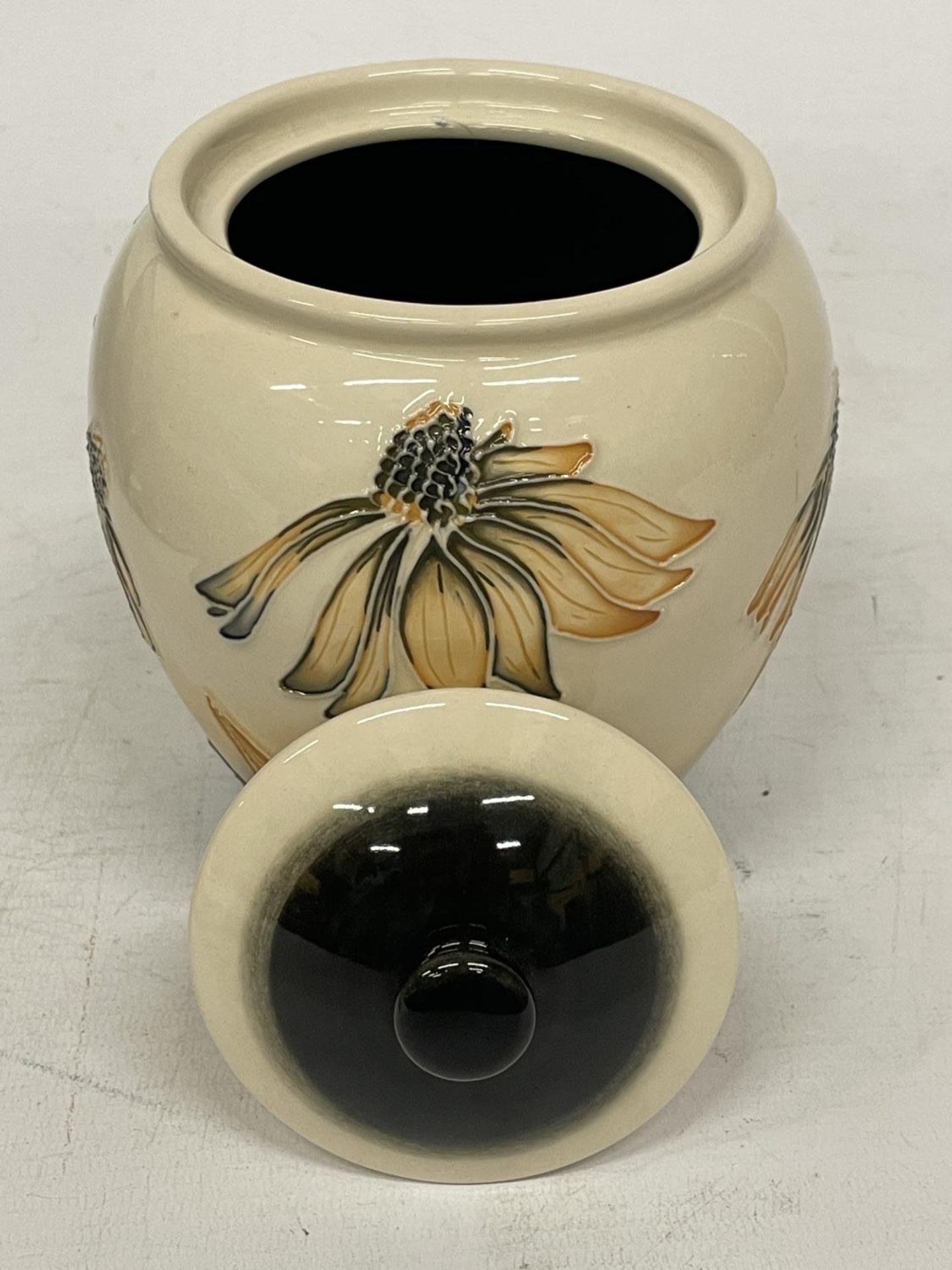 A MOORCROFT GINGER JAR IN THE "CORNFLOWER" PATTERN - Image 4 of 5