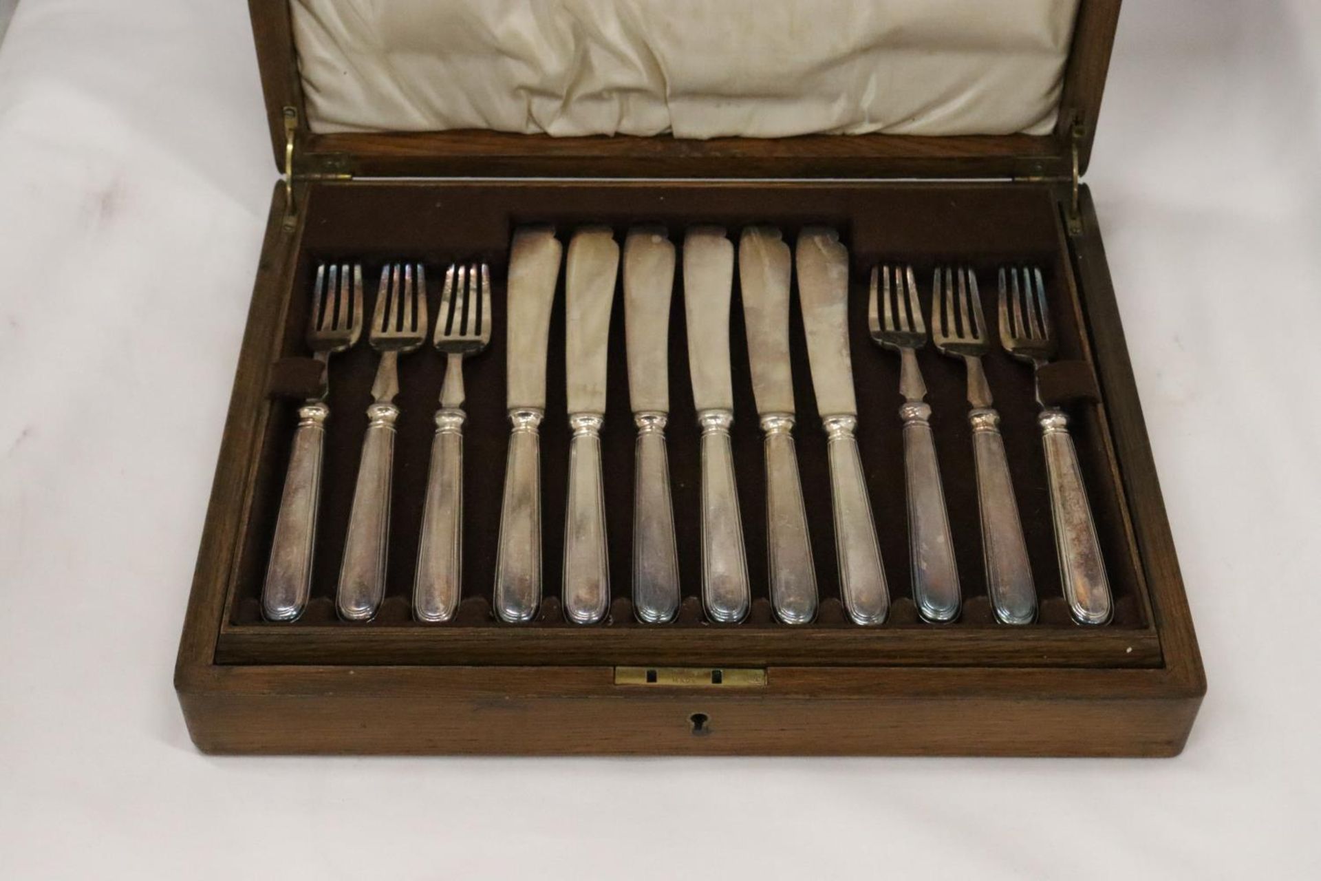 A VINTAGE MAPPIN AND WEBB KNIFE AND FORK SET IN A MAHOGANY CASE - Image 3 of 7