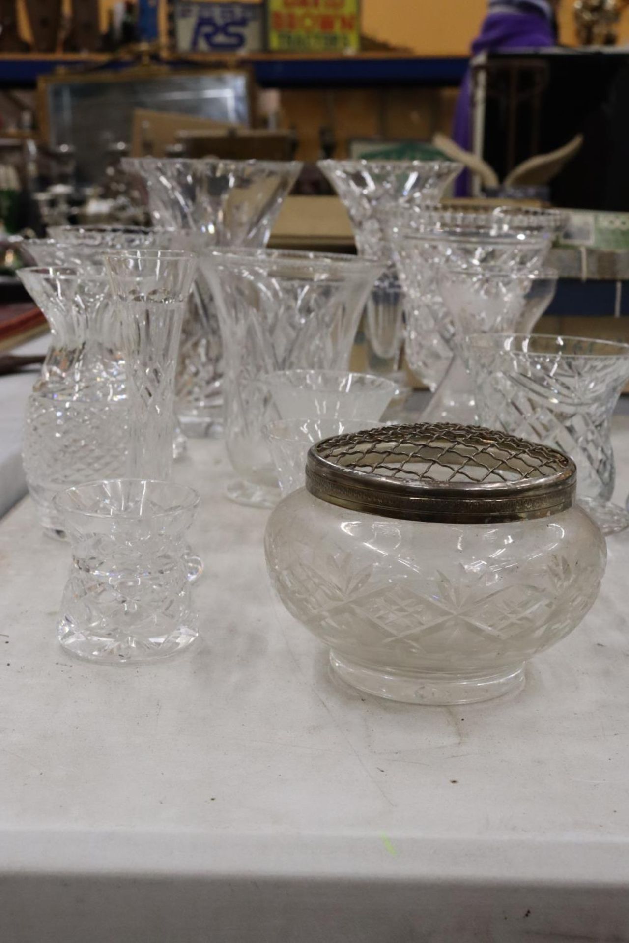 A LARGE QUANTITY OF GLASSWARE TO INCLUDE VASES AND ROSE BOWLS - Image 4 of 6