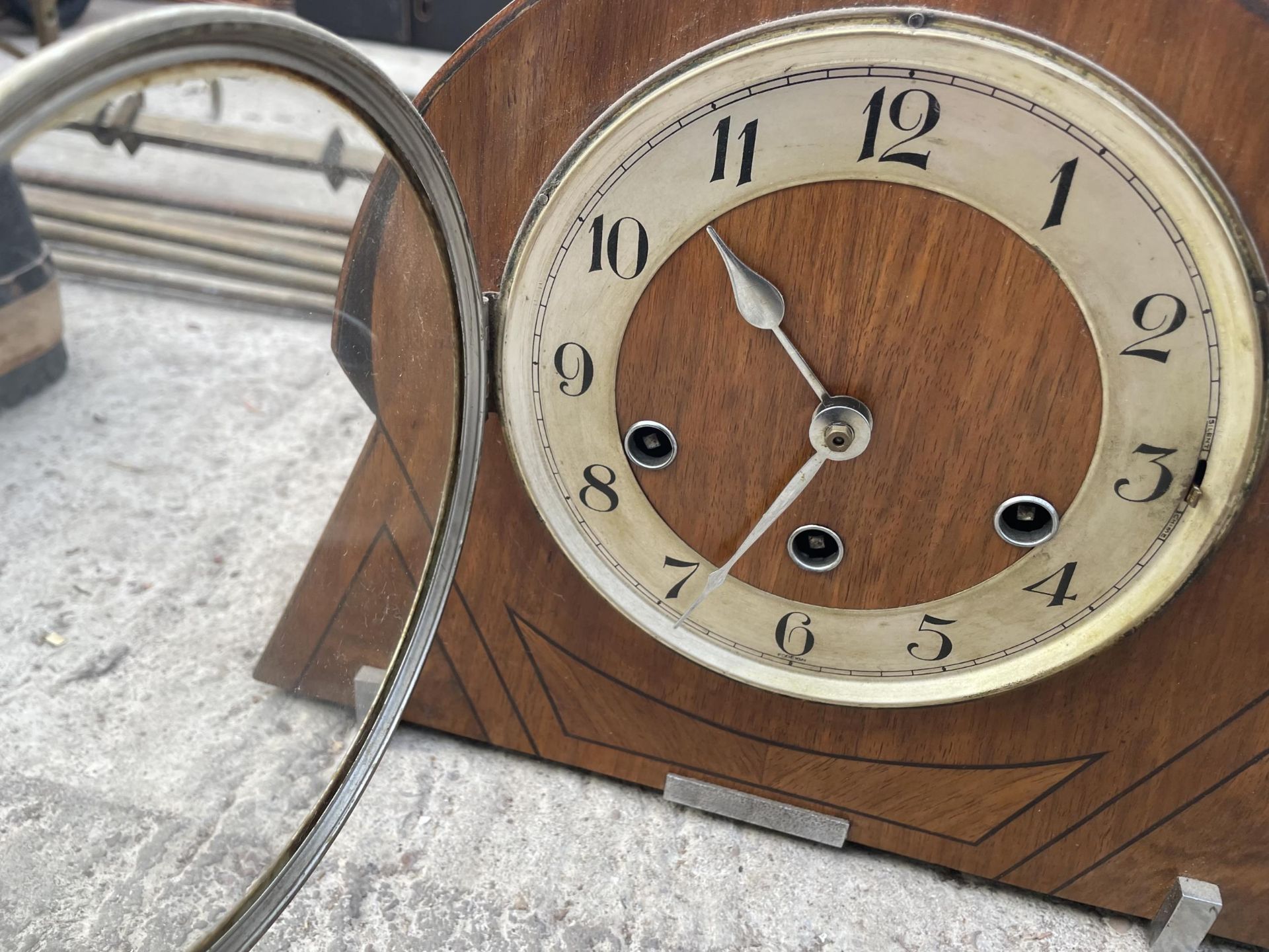 A VINTAGE WOODEN WESTMINISTER CHIMING MANTLE CLOCK - Image 2 of 3