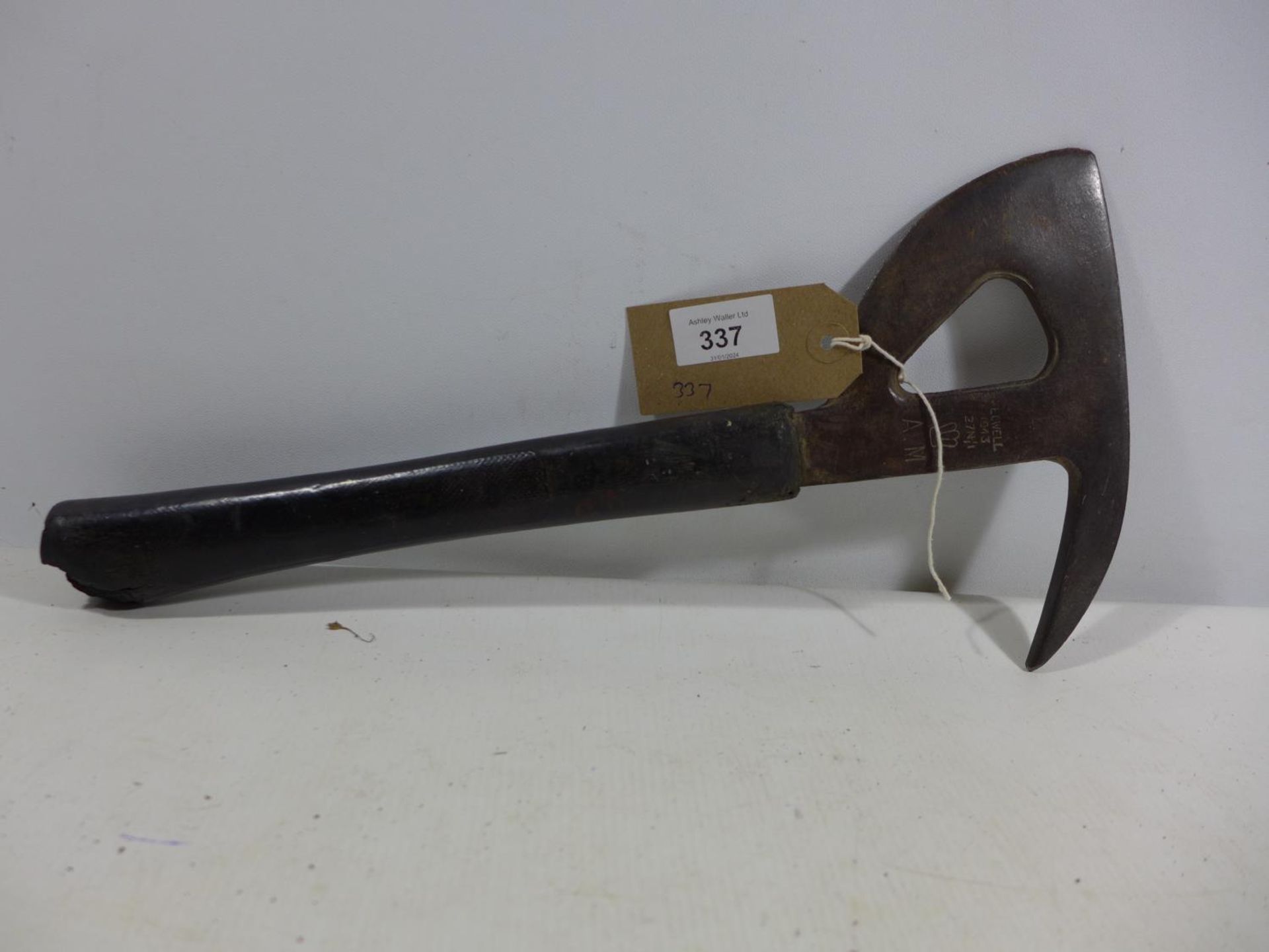 A WORLD WAR II AIR MINISTRY ESCAPE AXE, LENGTH 40CM - Image 3 of 3