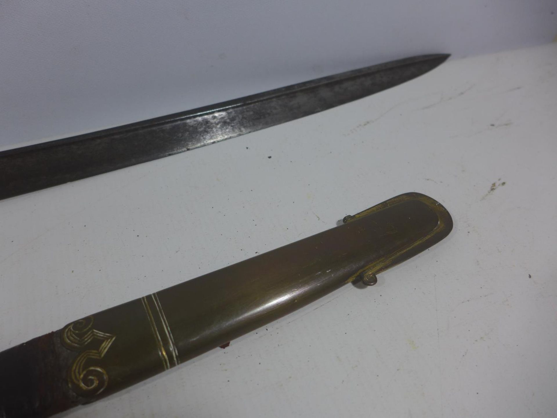 A WILLIAM IV 1822 PATTERN OFFICERS SWORD AND SCABBARD, 82CM BLADE WITH ACID ETCHED DECORATION, - Image 4 of 9