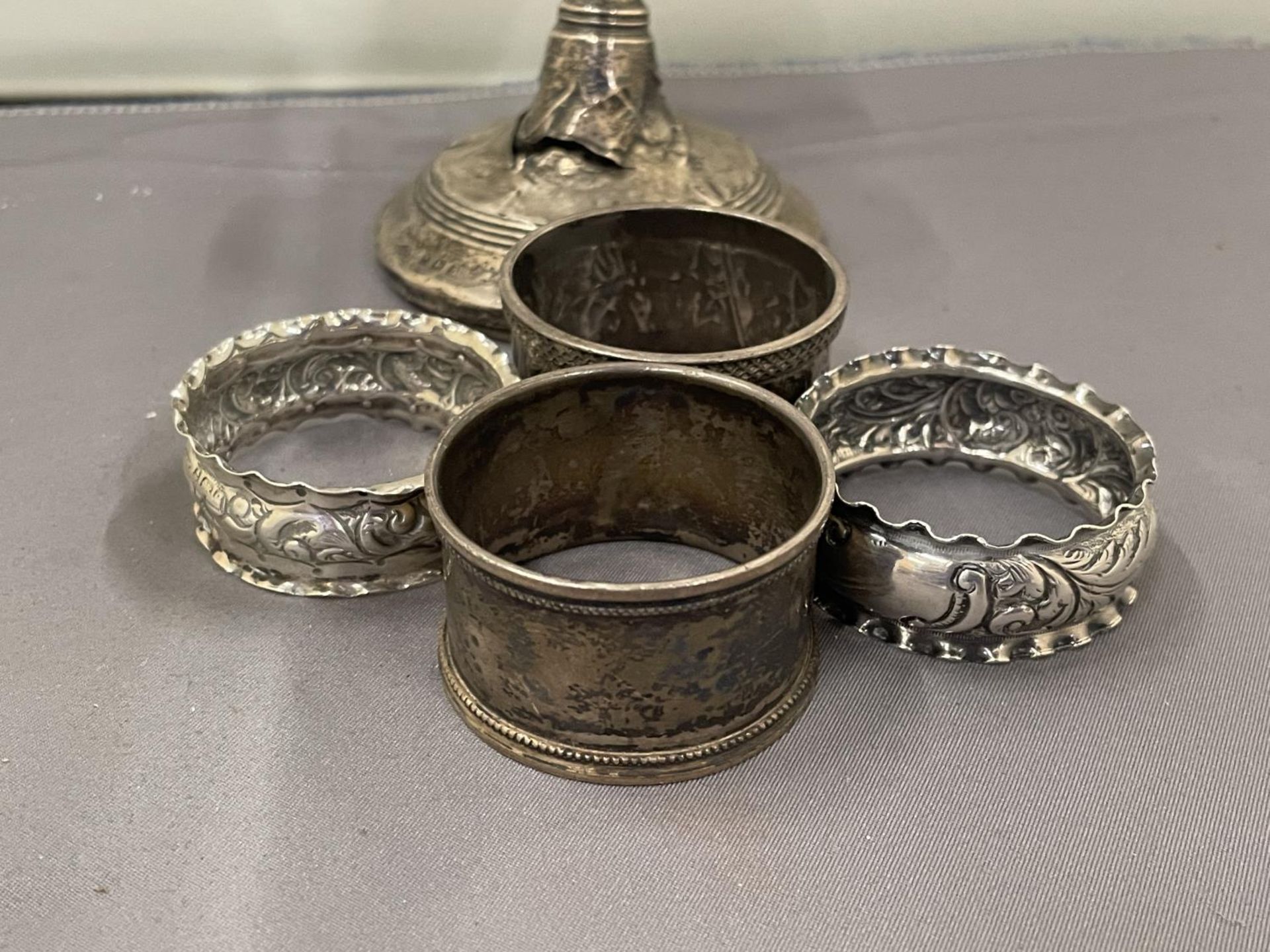 FIVE VARIOUS ITEMS OF MARKED SILVER TO INCLUDE NAPKIN RINGS AND A WEIGHTED CANDLESTICK (A/F) GROSS - Image 4 of 16
