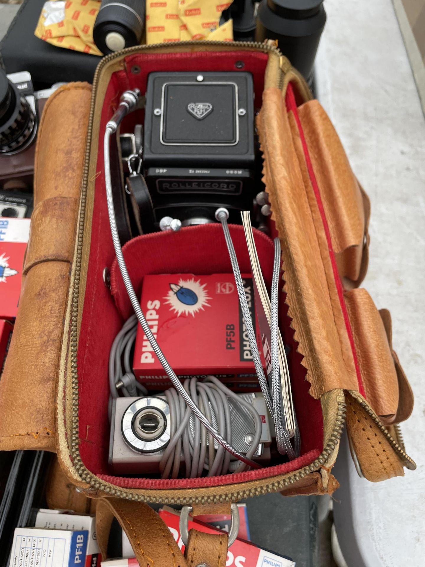 AN ASSORTMENT OF VINTAGE AND RETRO CAMERA EQUIPMENT TO INCLUDE AN EDIXA PRISMAT CAMERA, A ROLLEICORD - Image 2 of 4