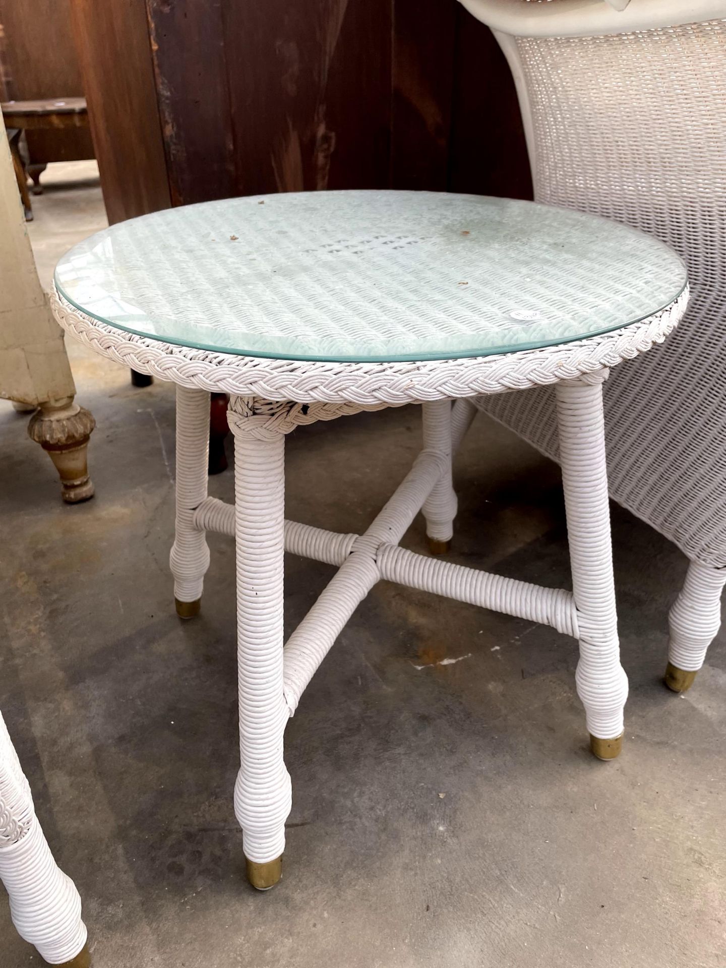 A PAIR OF MODERN LLOYD LOOM CONSERVATORY CHAIRS AND MATCHING 20" DIAMETER TABLE - Image 4 of 4