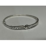 A 9CT WHITE GOLD BANGLE WITH CLEAR STONES WEIGHT 5 GRAMS