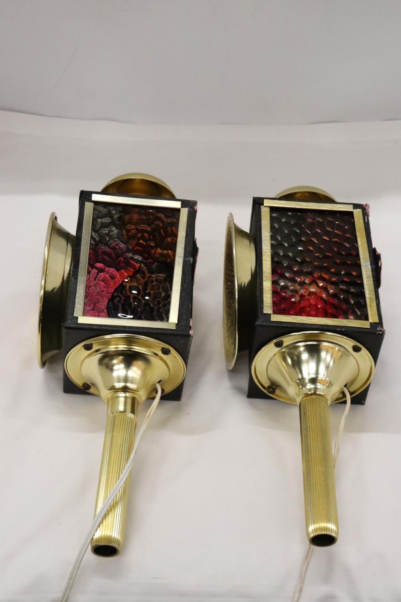 A PAIR OF MODERN ELECTRIC COACHING LAMPS - Image 5 of 7